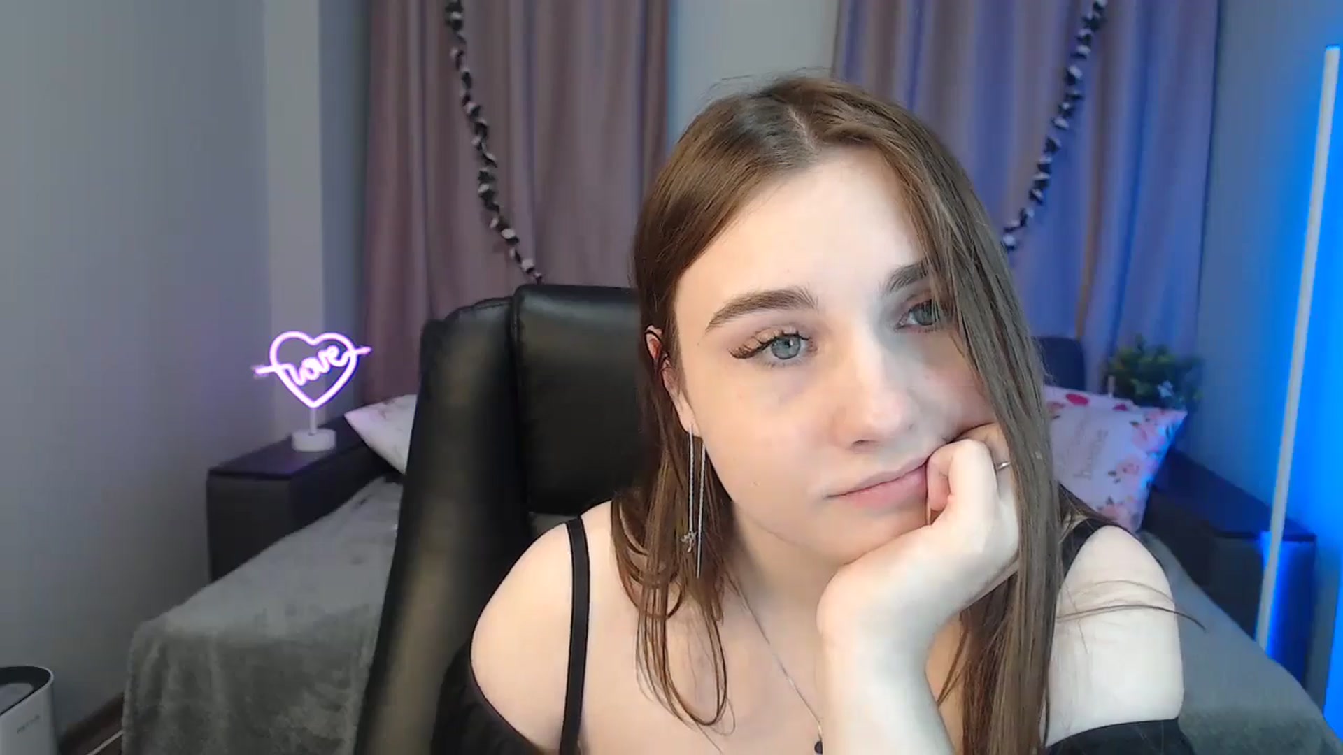 Gallery image thumbnail from LaneyGrey's myfreecams stream on, 11/20/2024, 14:47 image 8 of 20