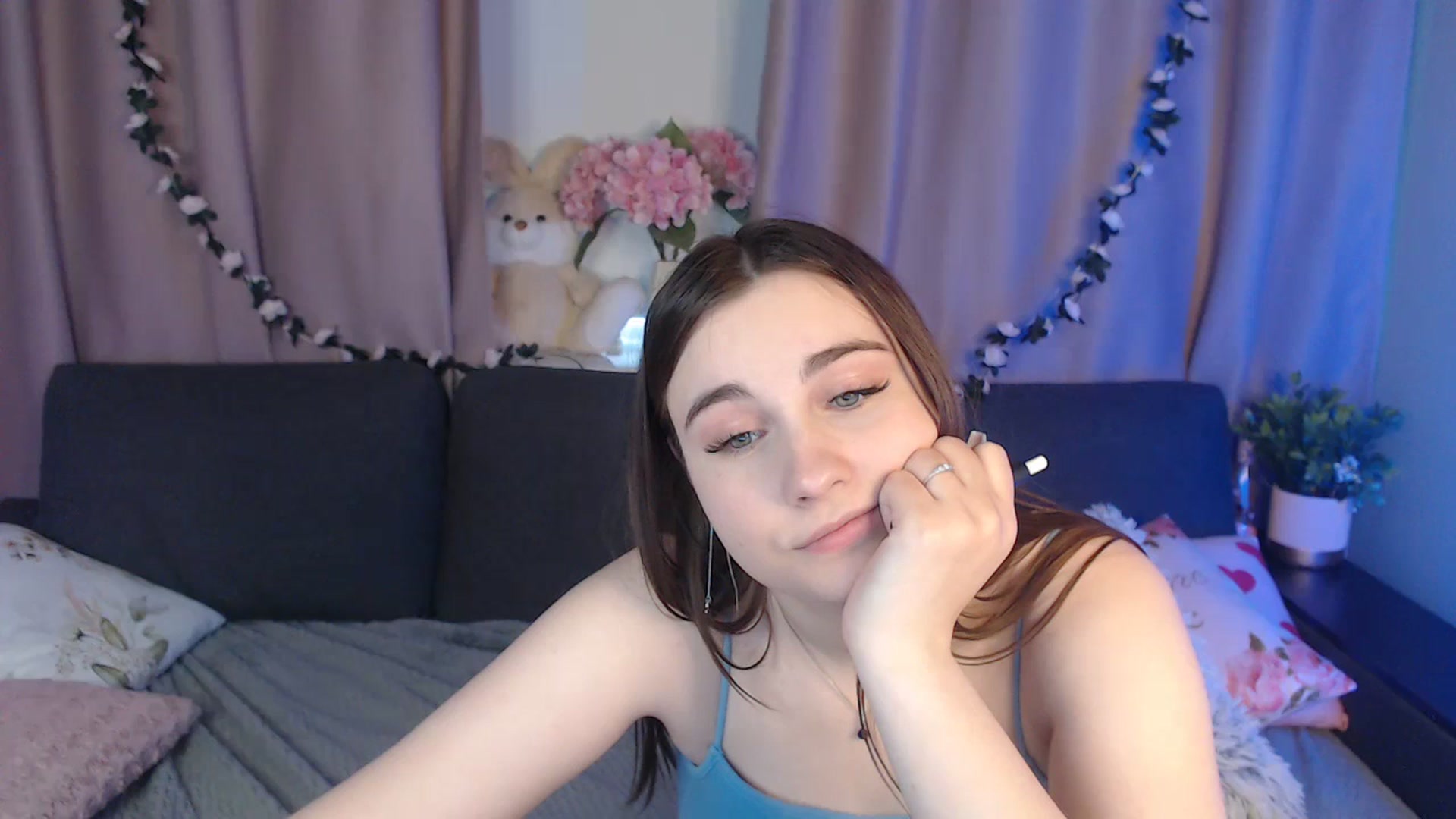 Gallery image thumbnail from LaneyGrey's myfreecams stream on, 11/25/2024, 12:52 image 1 of 20