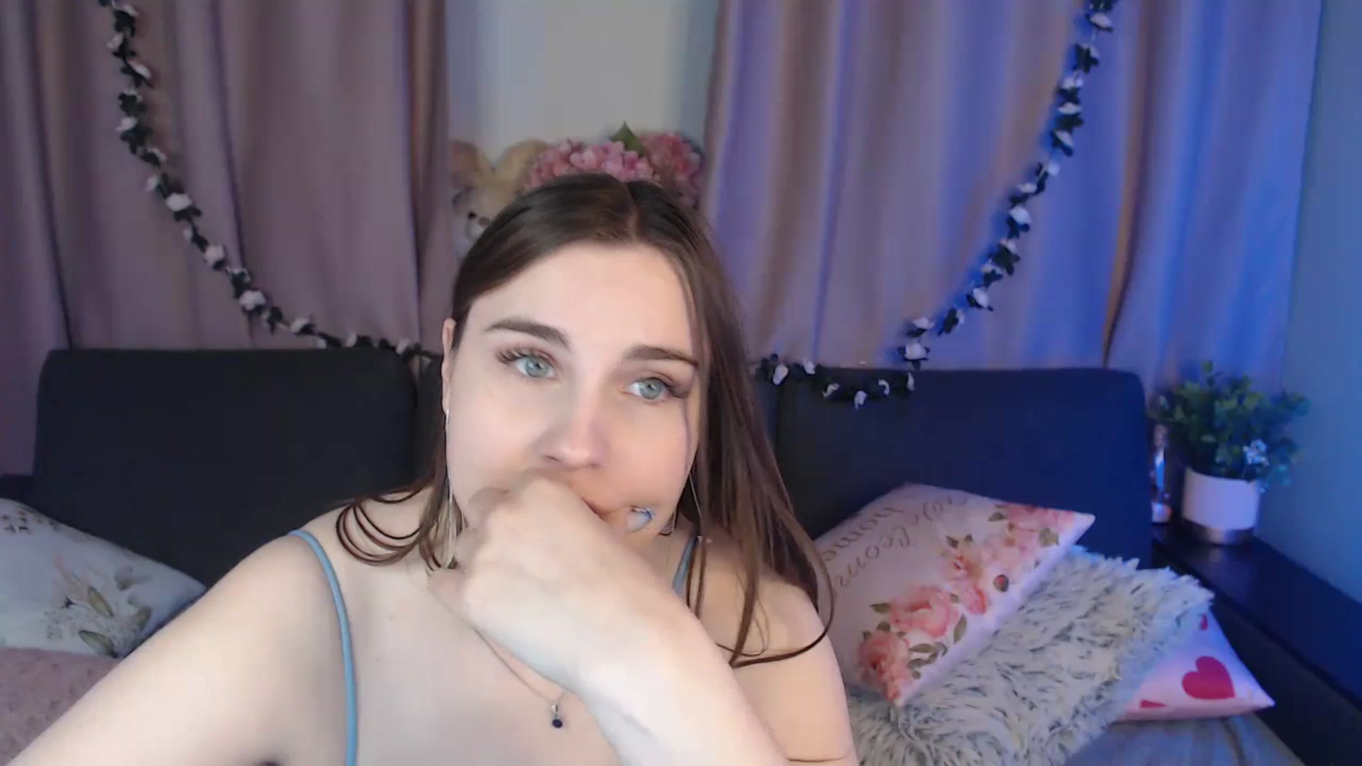 Gallery image thumbnail from LaneyGrey's myfreecams stream on, 11/25/2024, 13:40 image 18 of 20