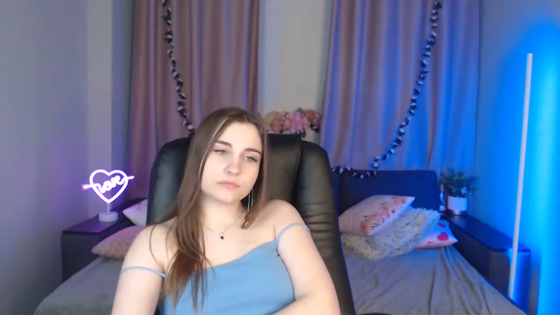 Gallery image thumbnail from LaneyGrey's myfreecams stream on, 11/25/2024, 15:01 image 9 of 20