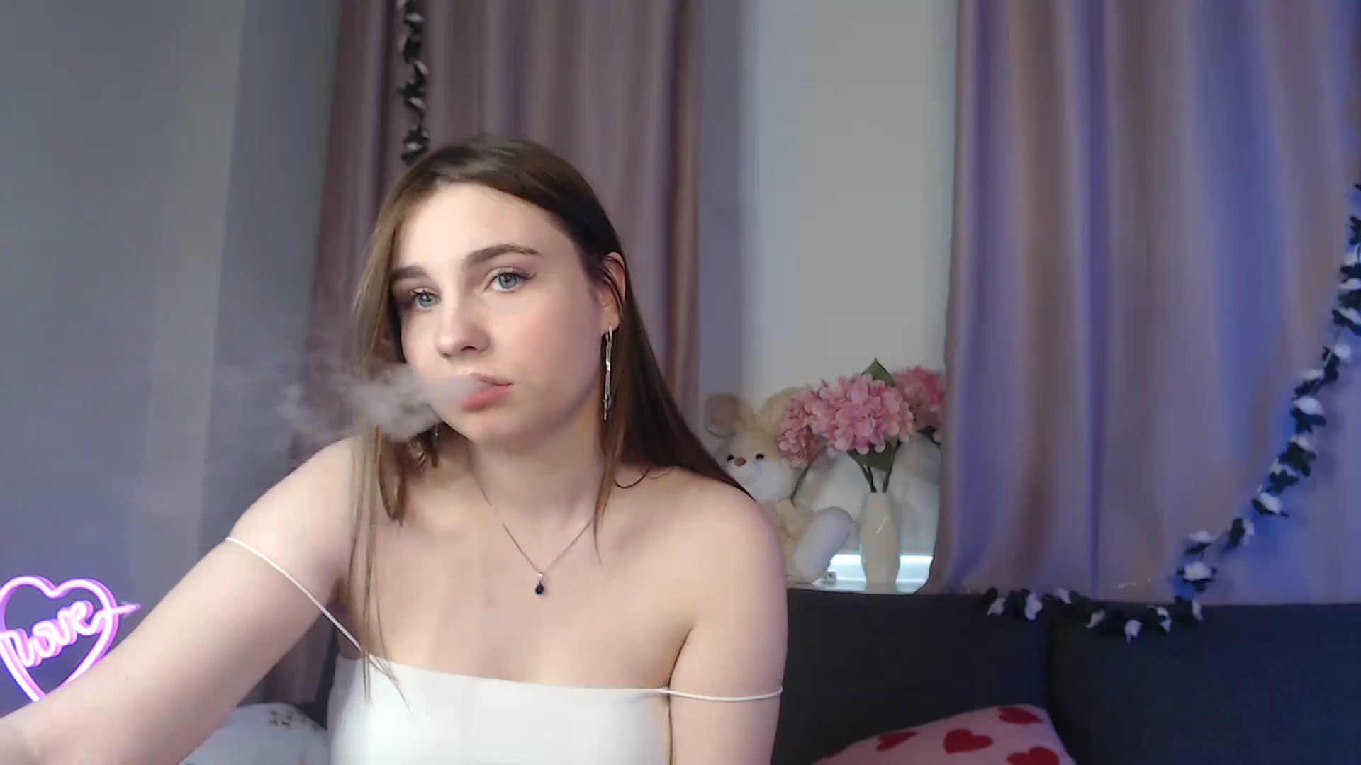 Gallery image thumbnail from LaneyGrey's myfreecams stream on, 11/26/2024, 11:09 image 13 of 20
