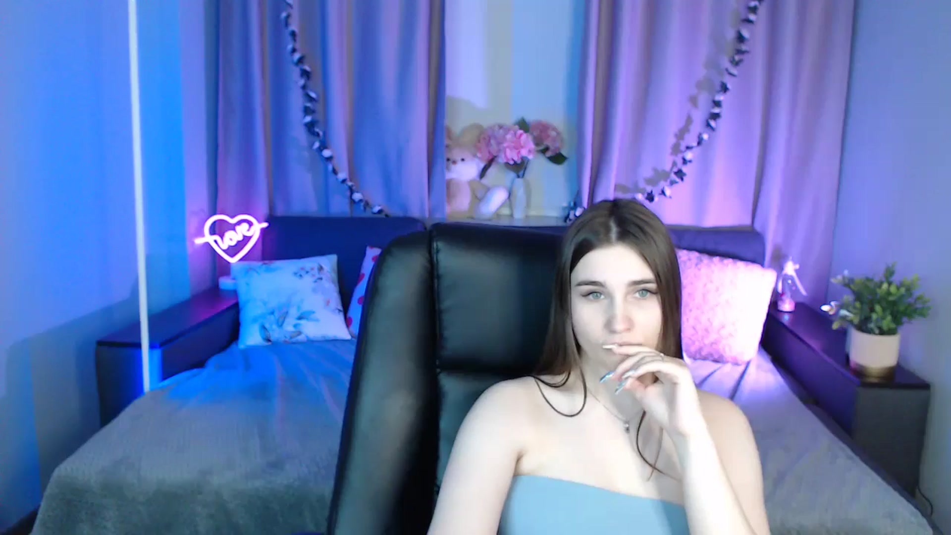 Gallery image thumbnail from LaneyGrey's myfreecams stream on, 12/10/2024, 14:53 image 13 of 20