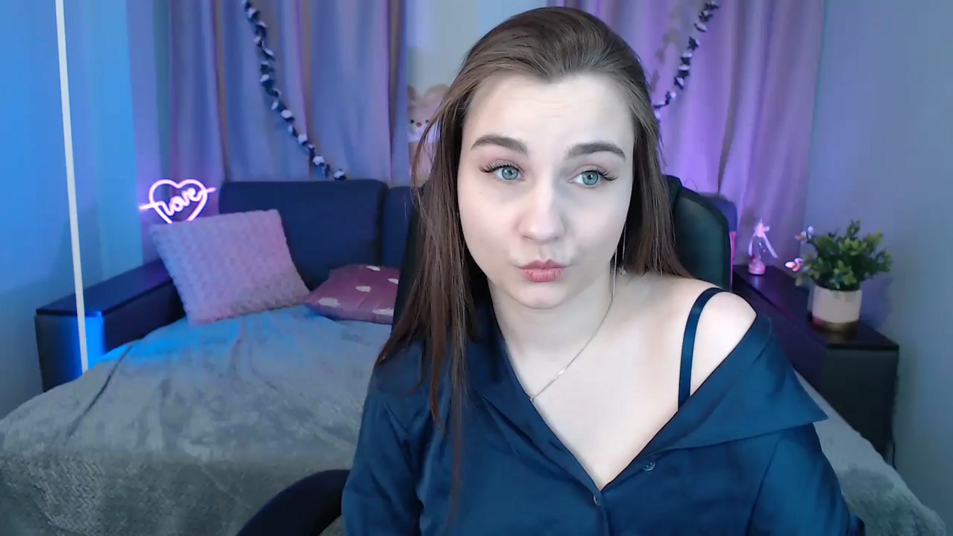 Gallery image thumbnail from LaneyGrey's myfreecams stream on, 12/17/2024, 09:34 image 1 of 20
