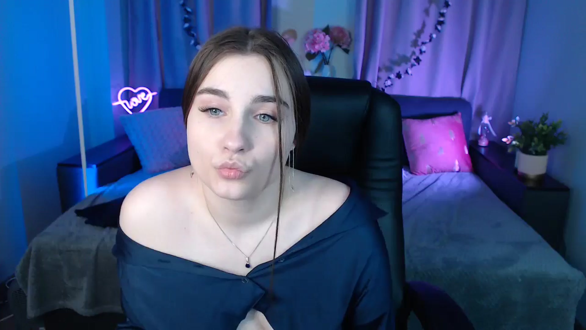 Gallery image thumbnail from LaneyGrey's myfreecams stream on, 12/17/2024, 13:04 image 18 of 20