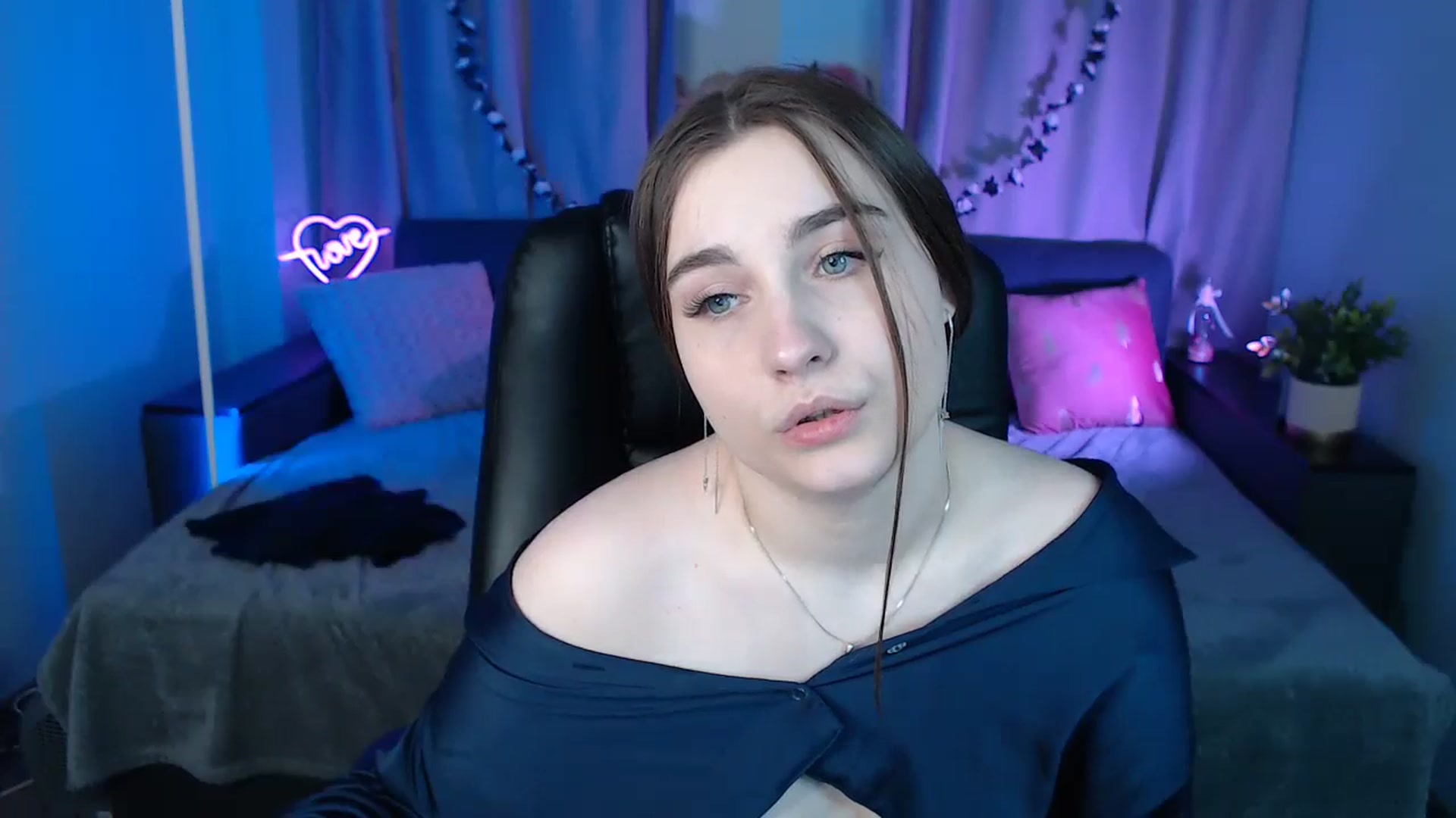 Gallery image thumbnail from LaneyGrey's myfreecams stream on, 12/17/2024, 13:04 image 19 of 20