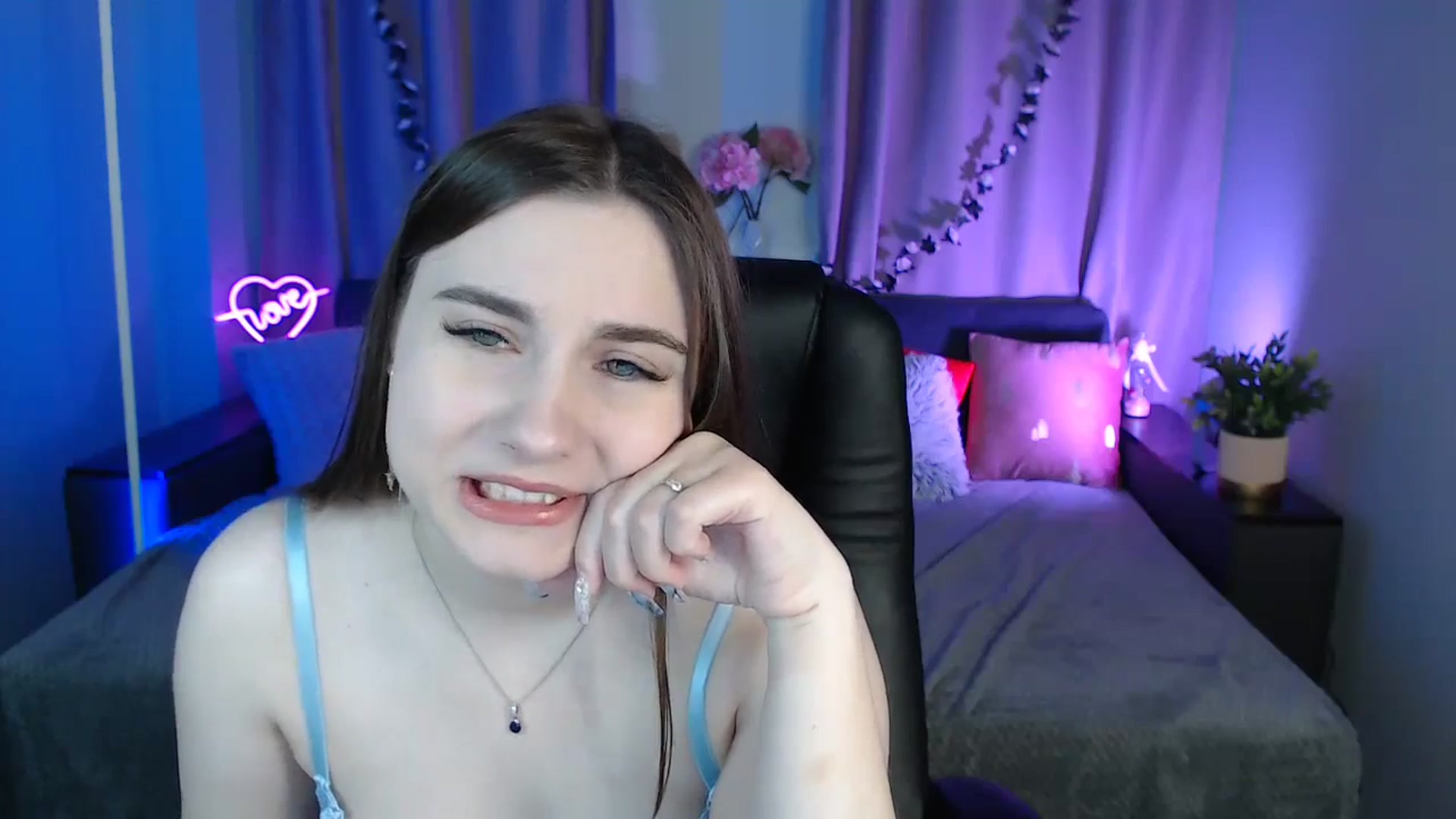 Gallery image thumbnail from LaneyGrey's myfreecams stream on, 12/18/2024, 09:50 image 4 of 20