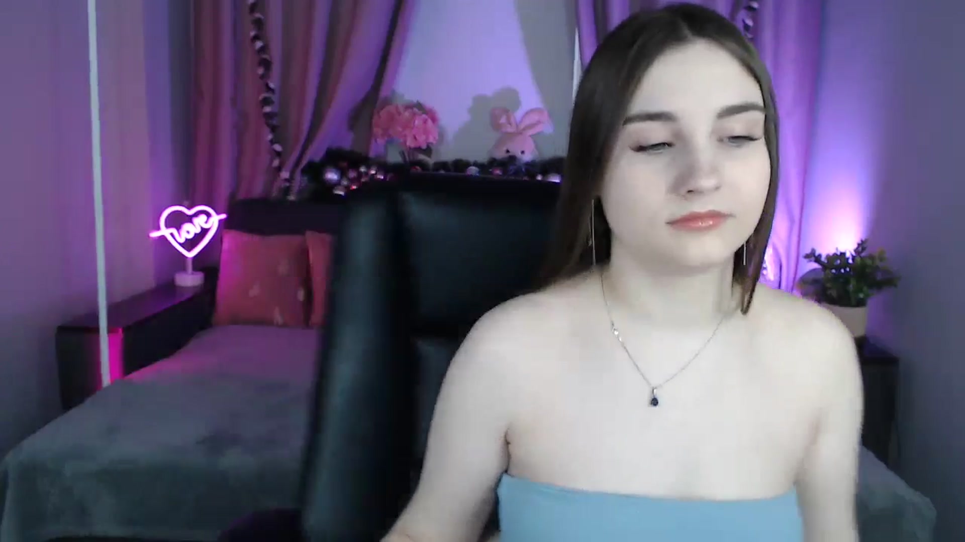 Gallery image thumbnail from LaneyGrey's myfreecams stream on, 12/22/2024, 09:20 image 18 of 20