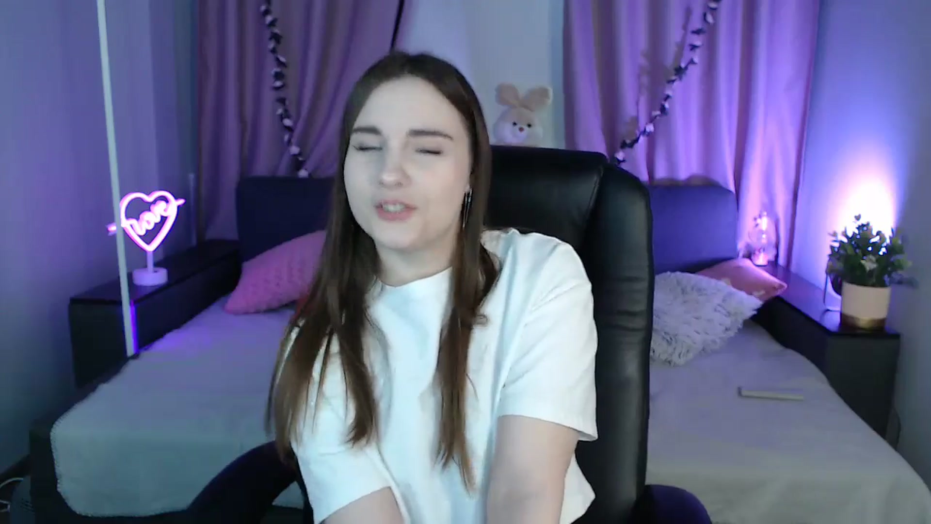 Gallery image thumbnail from LaneyGrey's myfreecams stream on, 02/03/2025, 10:00 image 7 of 20