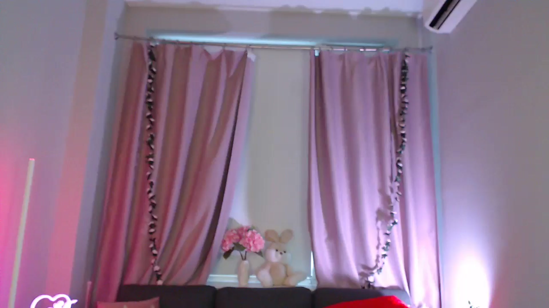 Gallery image thumbnail from LaneyGrey's myfreecams stream on, 03/25/2025, 15:00 image 18 of 20