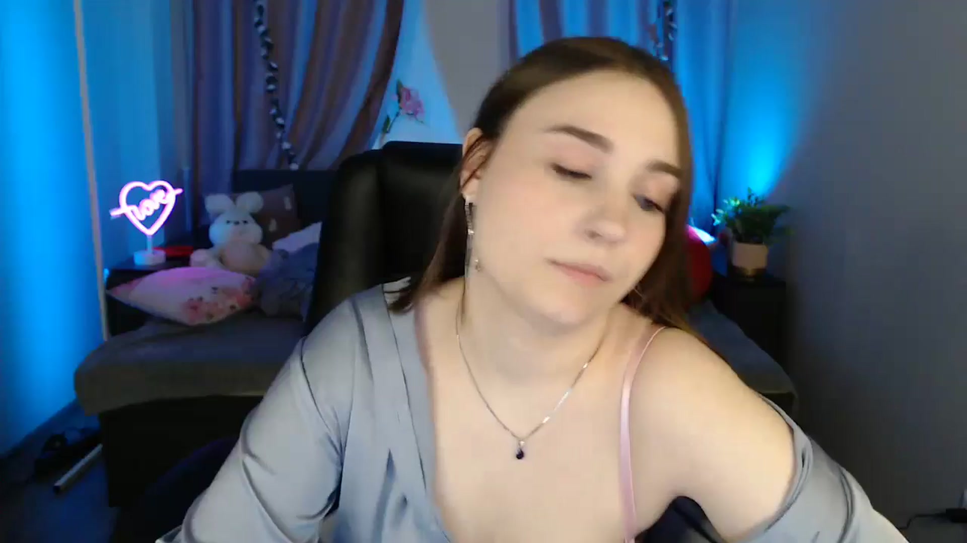Gallery image thumbnail from LaneyGrey's myfreecams stream on, 04/29/2025, 09:40 image 15 of 20