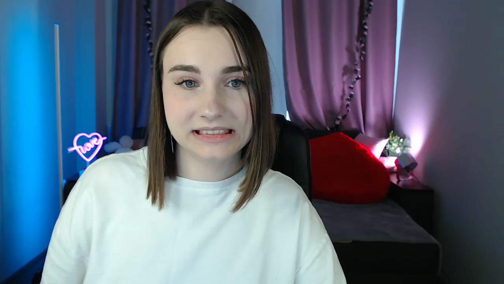 Gallery image thumbnail from LaneyGrey's myfreecams stream on, 05/05/2025, 08:53 image 2 of 20