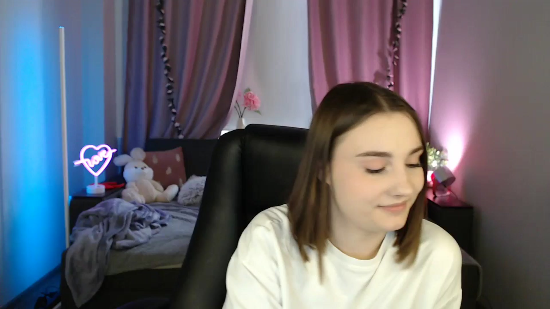 Gallery image thumbnail from LaneyGrey's myfreecams stream on, 05/05/2025, 08:53 image 9 of 20