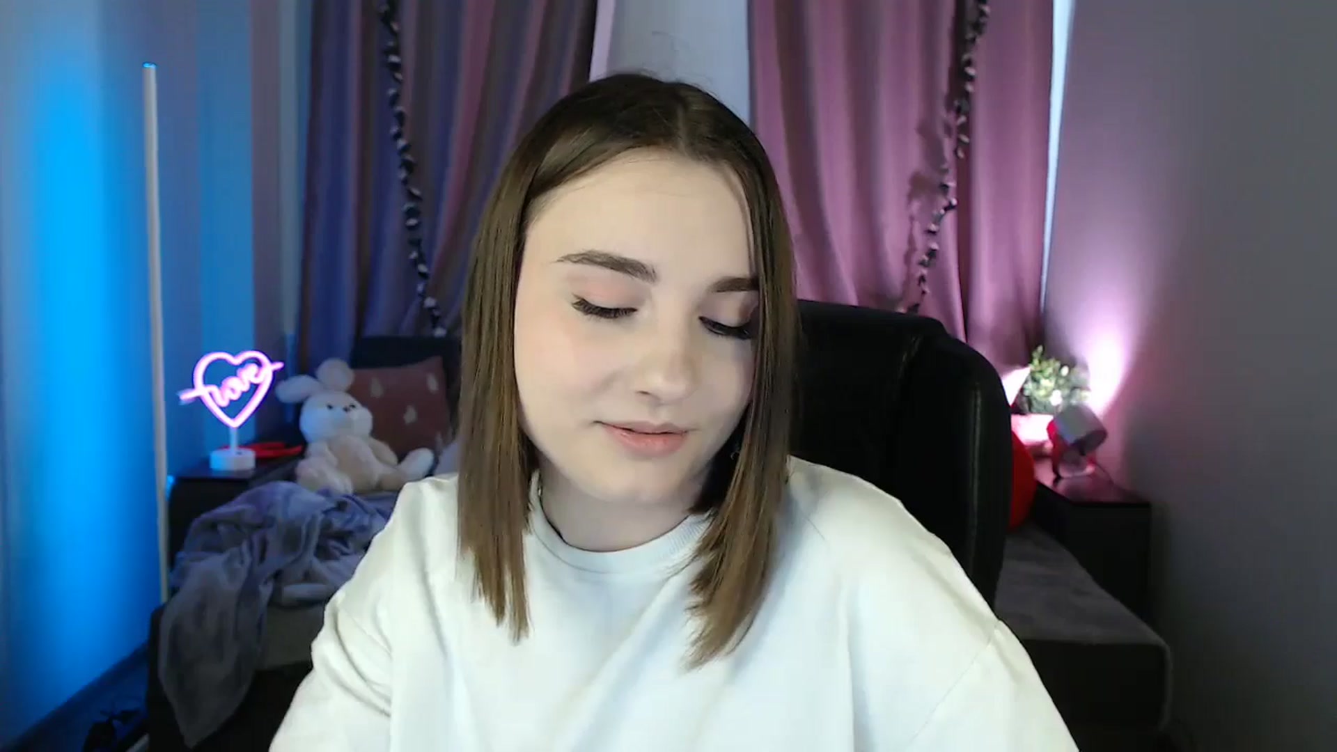 Gallery image thumbnail from LaneyGrey's myfreecams stream on, 05/05/2025, 08:53 image 4 of 20