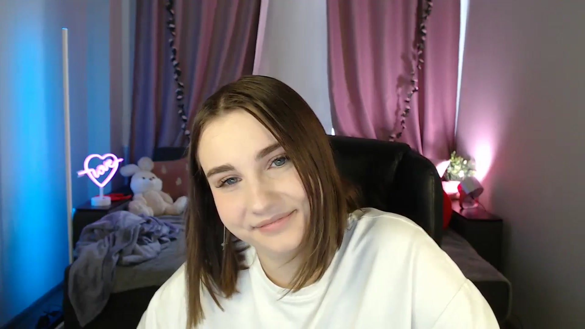 Gallery image thumbnail from LaneyGrey's myfreecams stream on, 05/05/2025, 08:53 image 6 of 20