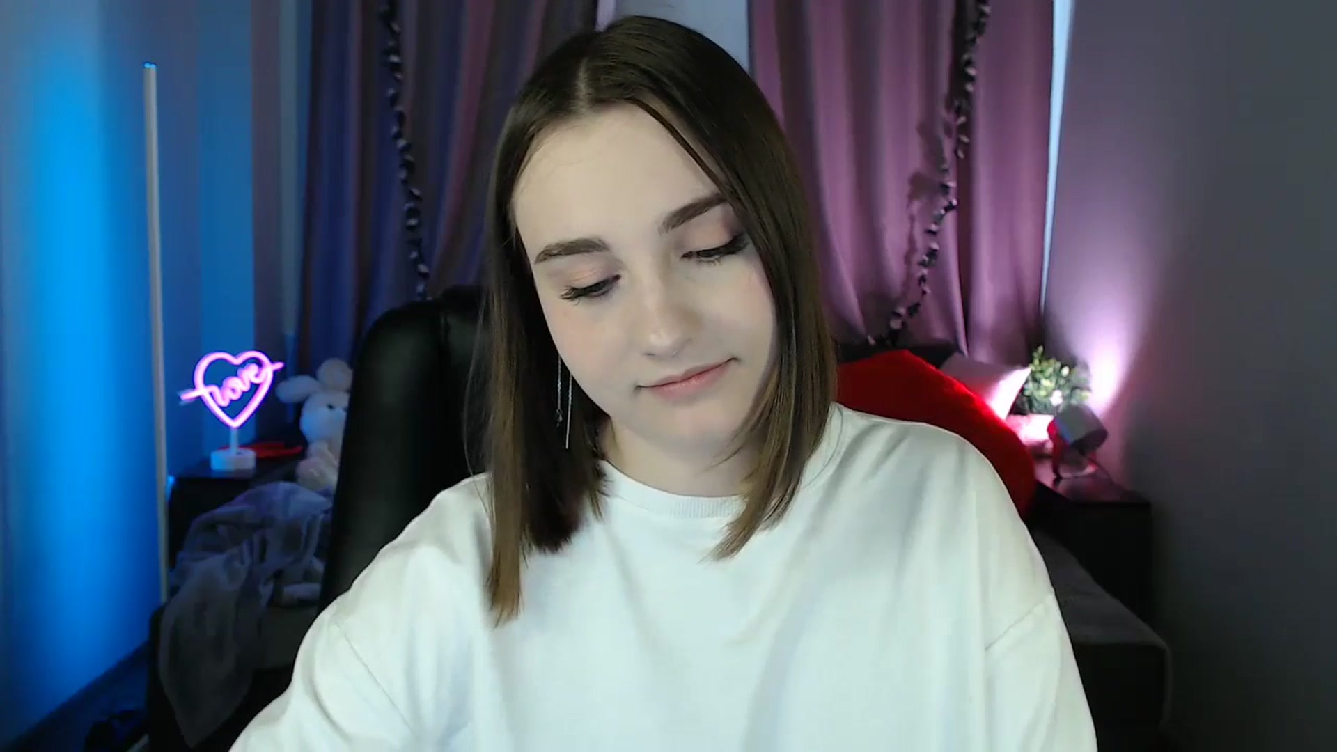 Gallery image thumbnail from LaneyGrey's myfreecams stream on, 05/05/2025, 08:53 image 3 of 20