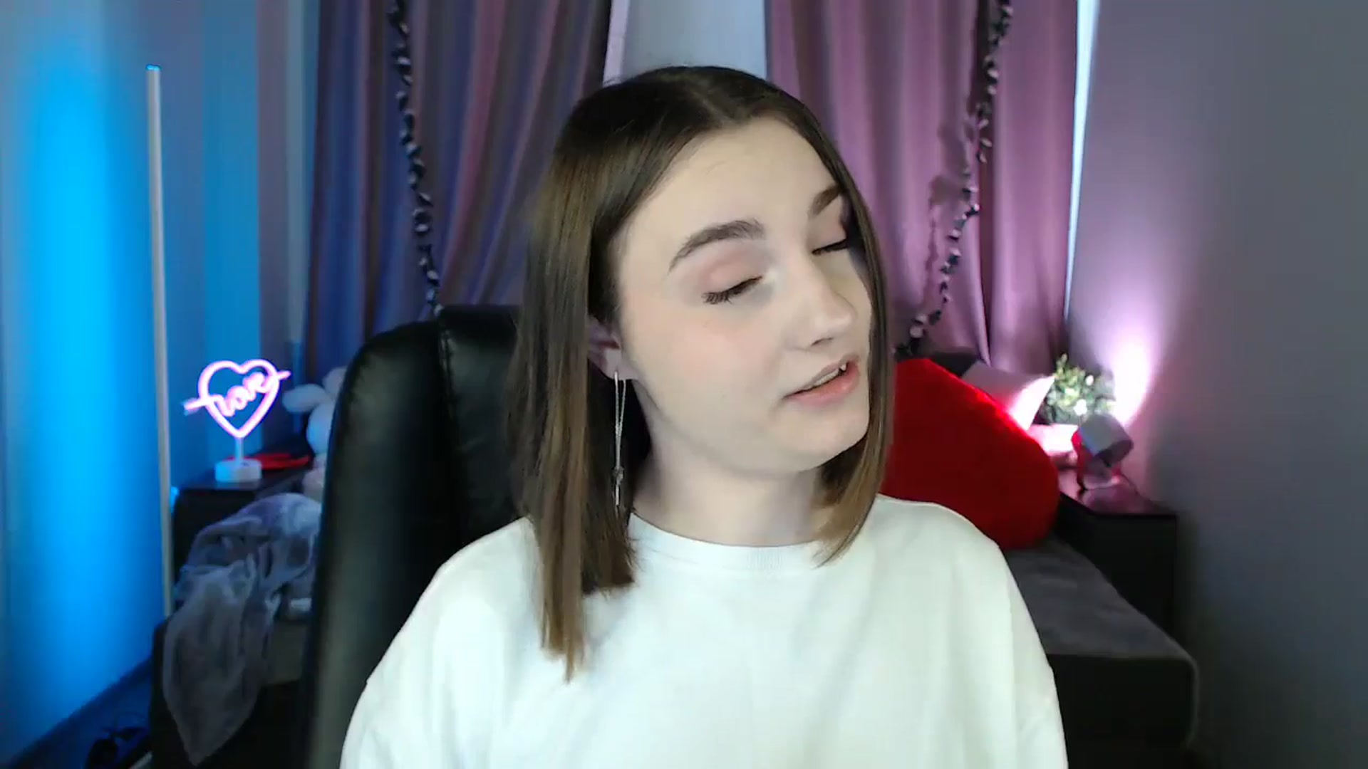 Gallery image thumbnail from LaneyGrey's myfreecams stream on, 05/05/2025, 08:53 image 11 of 20