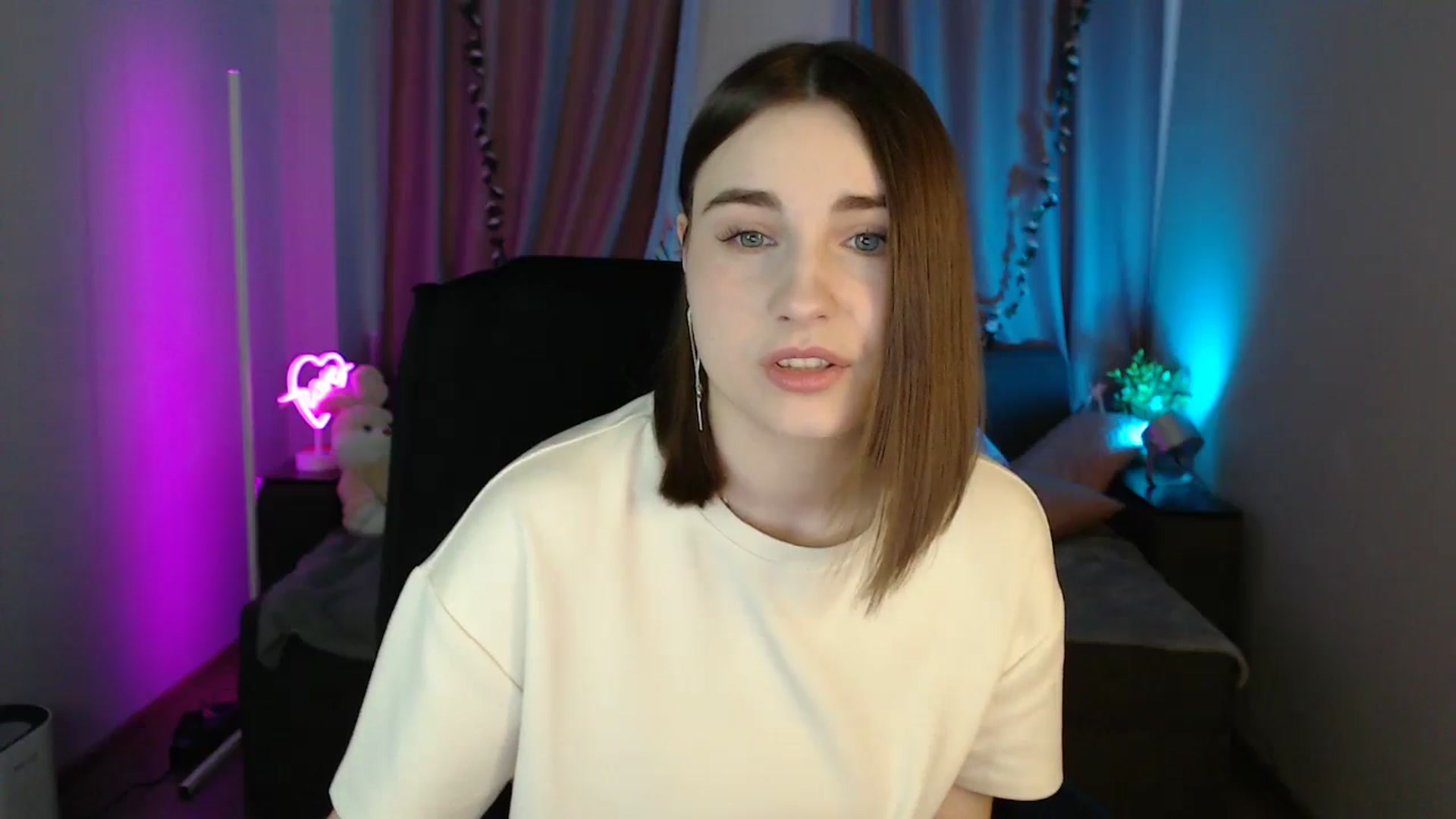 Gallery image thumbnail from LaneyGrey's myfreecams stream on, 05/18/2025, 09:21 image 4 of 20