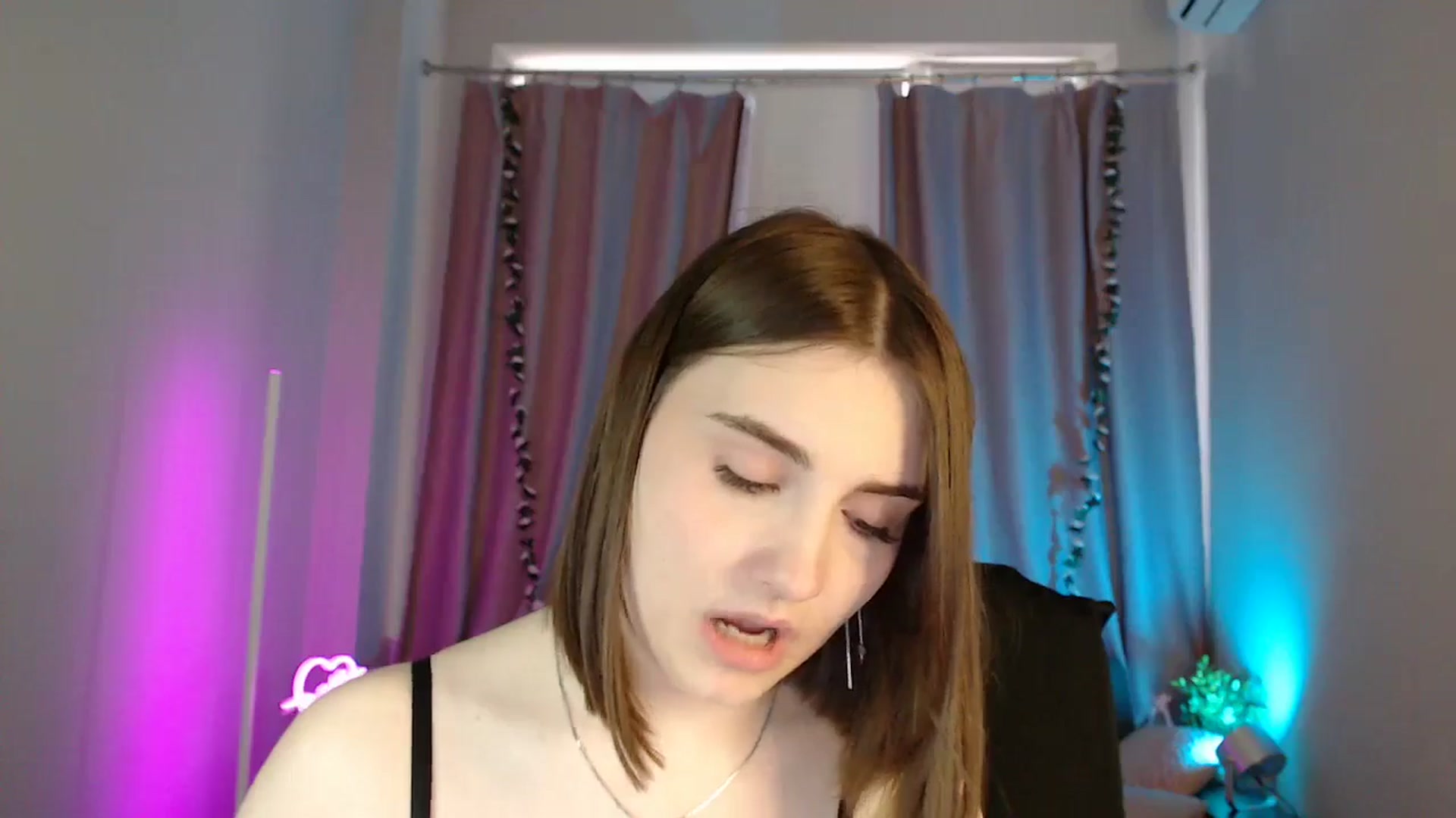 Gallery image thumbnail from LaneyGrey's myfreecams stream on, 05/18/2025, 11:21 image 2 of 20