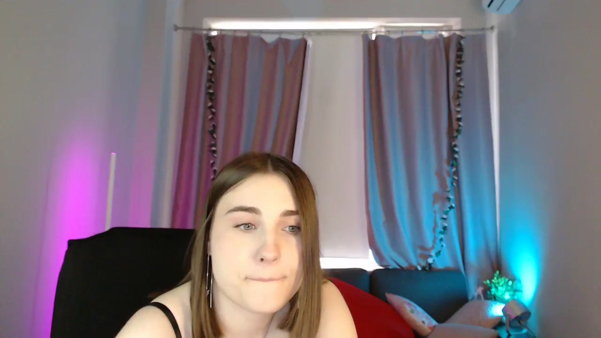 Gallery image thumbnail from LaneyGrey's myfreecams stream on, 05/18/2025, 11:21 image 3 of 20