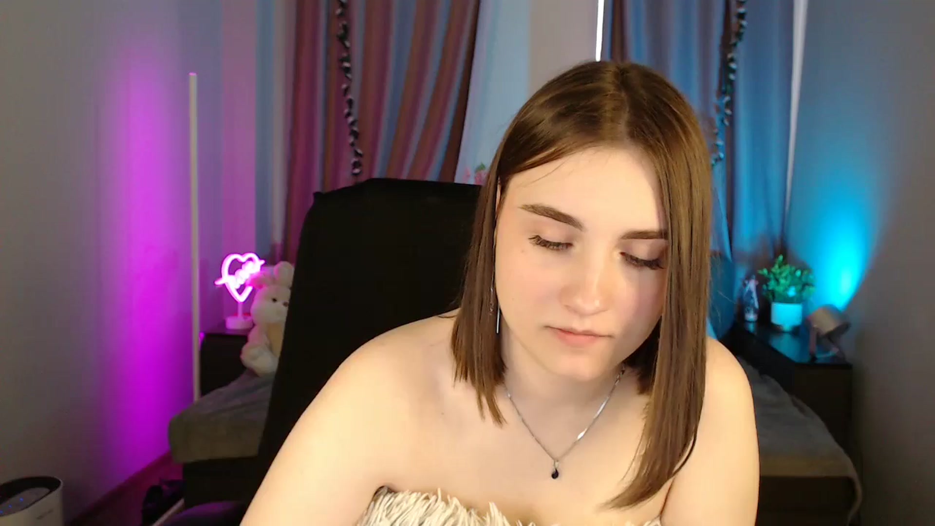 Gallery image thumbnail from LaneyGrey's myfreecams stream on, 05/20/2025, 09:30 image 6 of 20