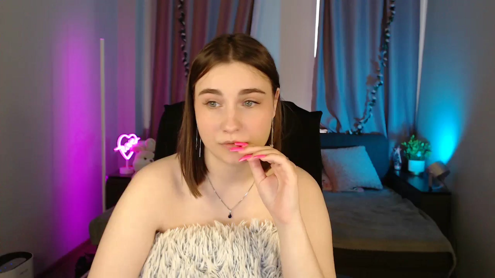 Gallery image thumbnail from LaneyGrey's myfreecams stream on, 05/20/2025, 09:30 image 13 of 20