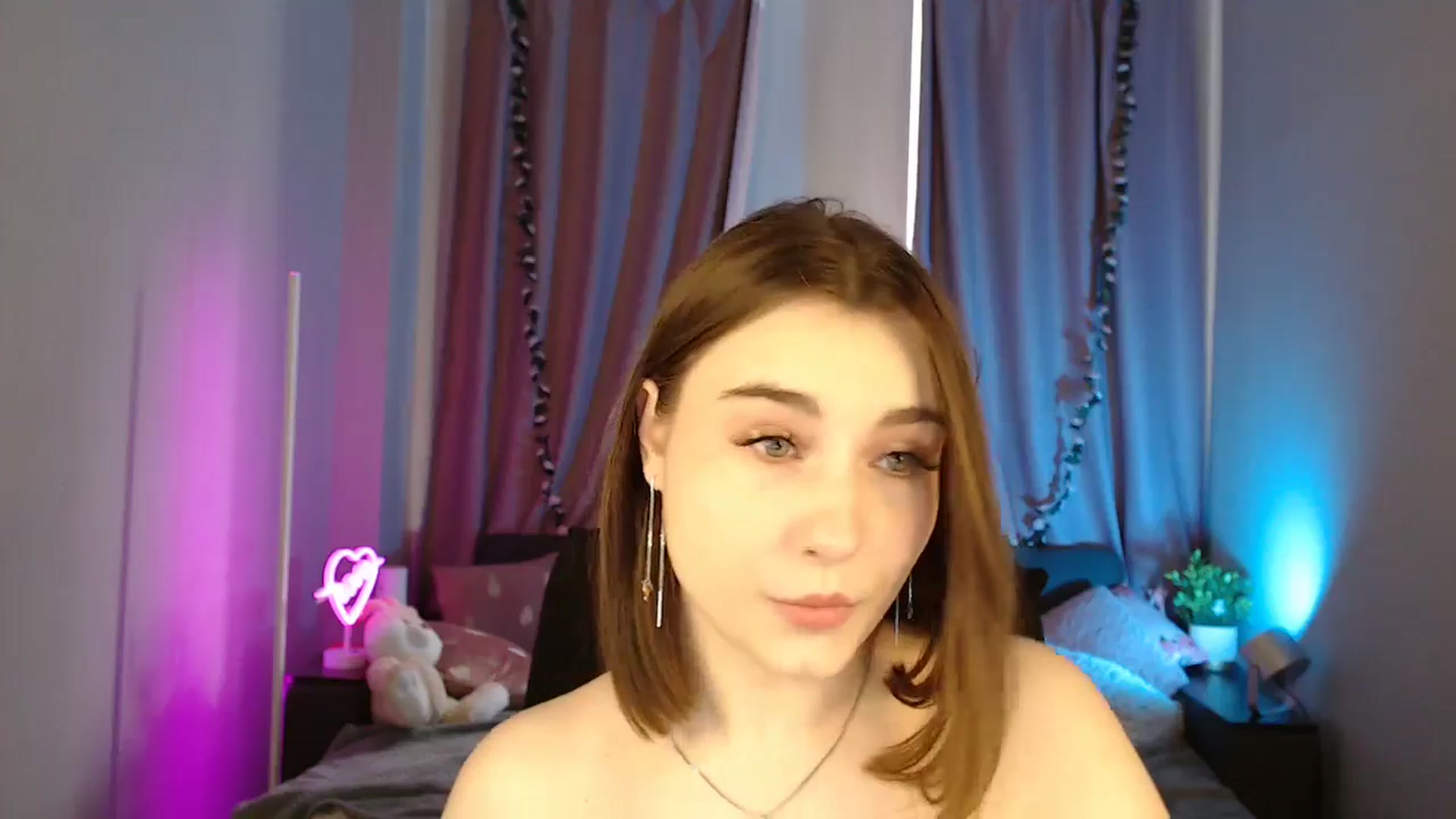 Gallery image thumbnail from LaneyGrey's myfreecams stream on, 05/27/2025, 08:20 image 16 of 20