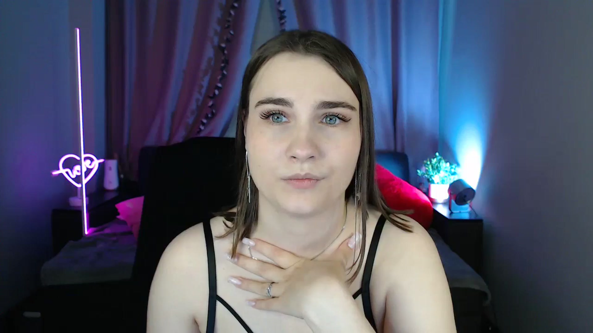 Gallery image thumbnail from LaneyGrey's myfreecams stream on, 06/23/2025, 10:17 image 3 of 20