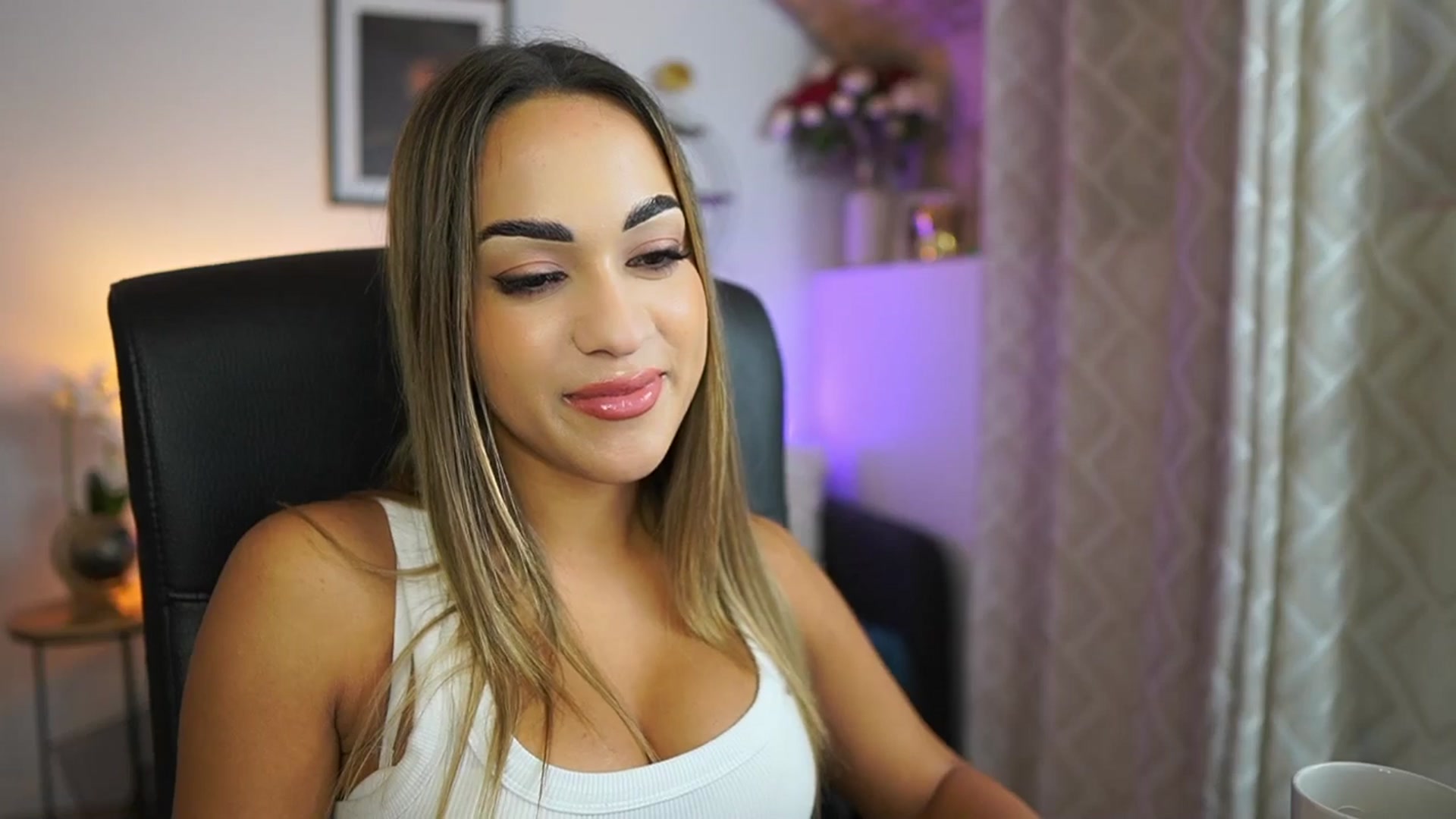 Gallery image thumbnail from Laniixxx's myfreecams stream on, 10/26/2025, 17:53 image 8 of 20