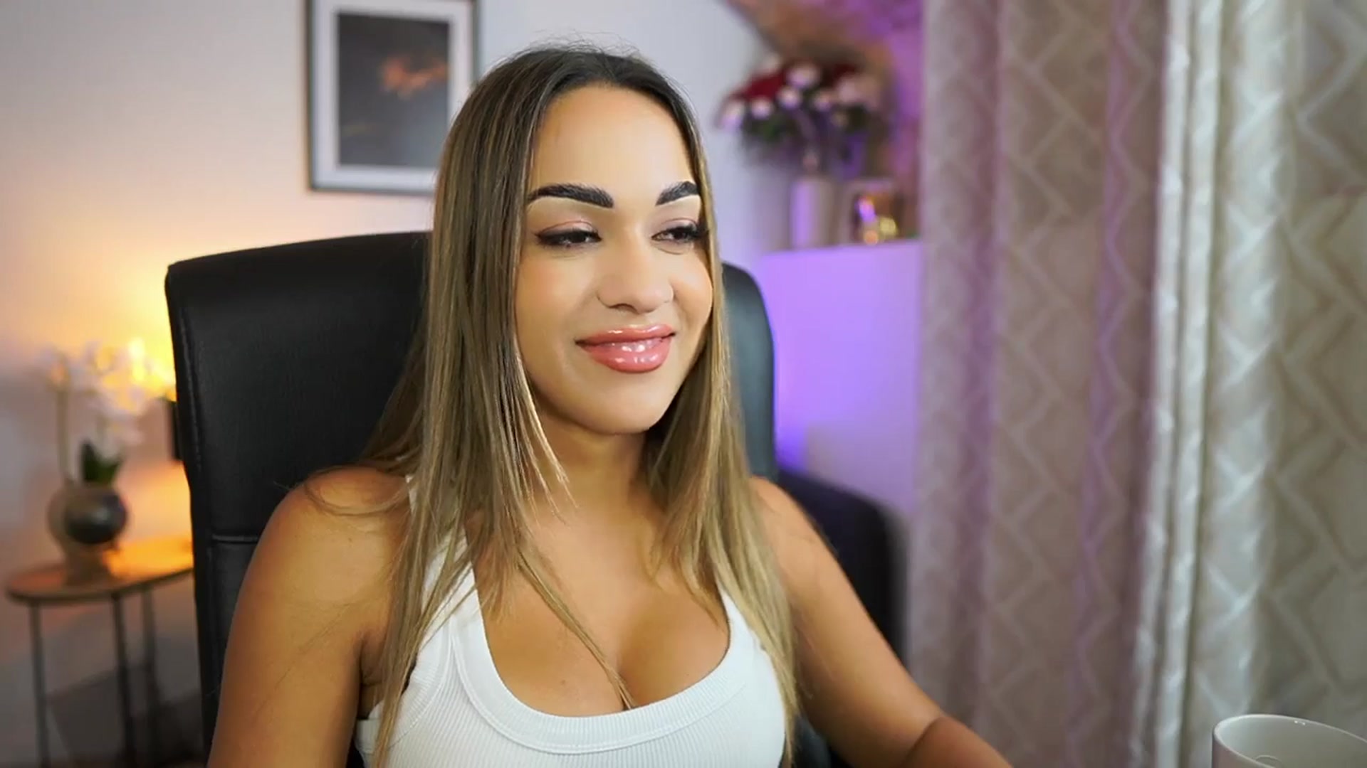 Gallery image thumbnail from Laniixxx's myfreecams stream on, 10/26/2025, 17:53 image 6 of 20