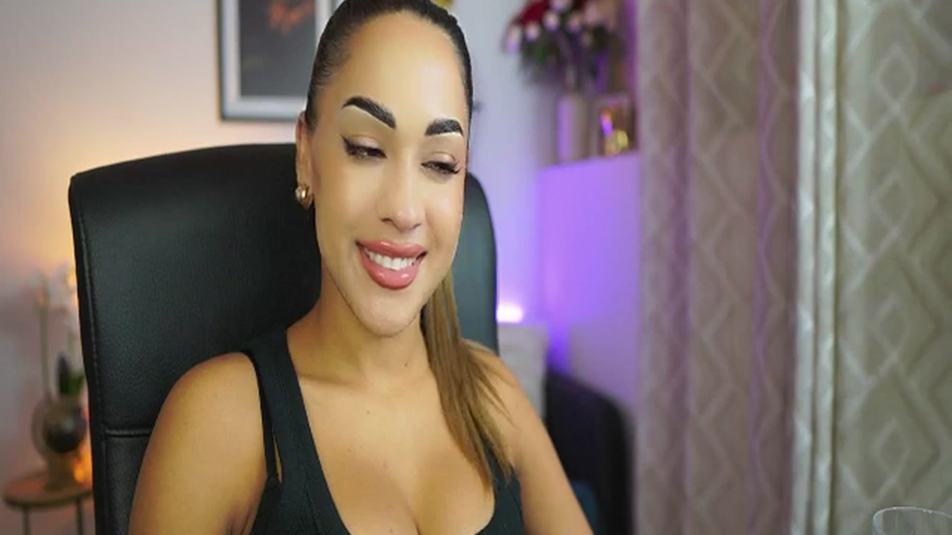 Gallery image thumbnail from Laniixxx's myfreecams stream on, 10/28/2025, 15:53 image 4 of 20