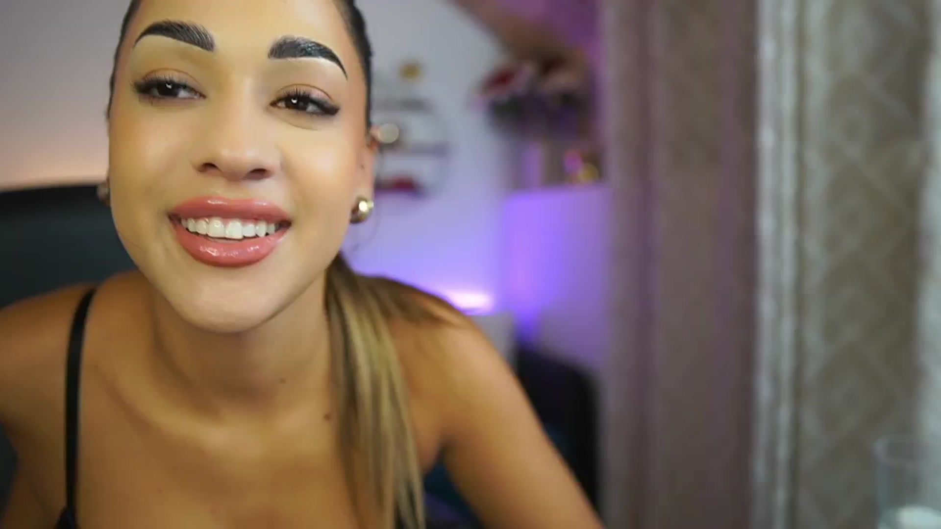 Gallery image thumbnail from Laniixxx's myfreecams stream on, 10/28/2025, 17:51 image 17 of 20