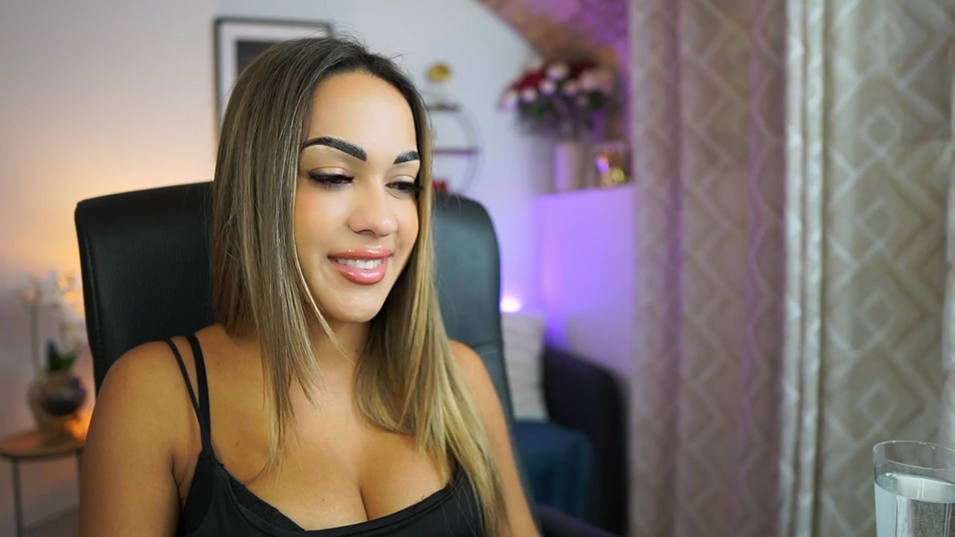 Gallery image thumbnail from Laniixxx's myfreecams stream on, 10/29/2025, 16:24 image 4 of 20