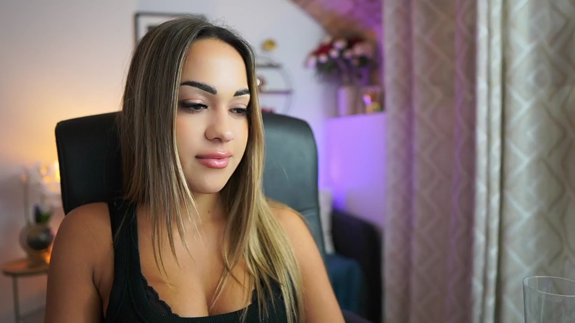 Gallery image thumbnail from Laniixxx's myfreecams stream on, 10/30/2025, 17:10 image 1 of 20