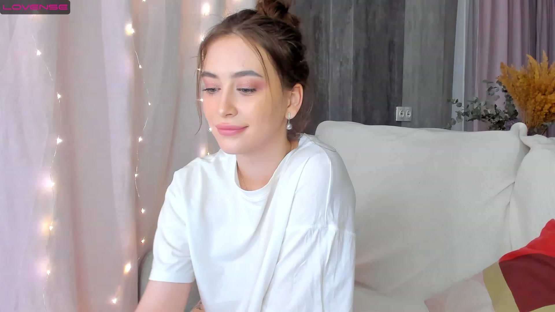 Gallery image thumbnail from Lanna_Rhoades's myfreecams stream on, 02/28/2023, 16:08 image 14 of 20