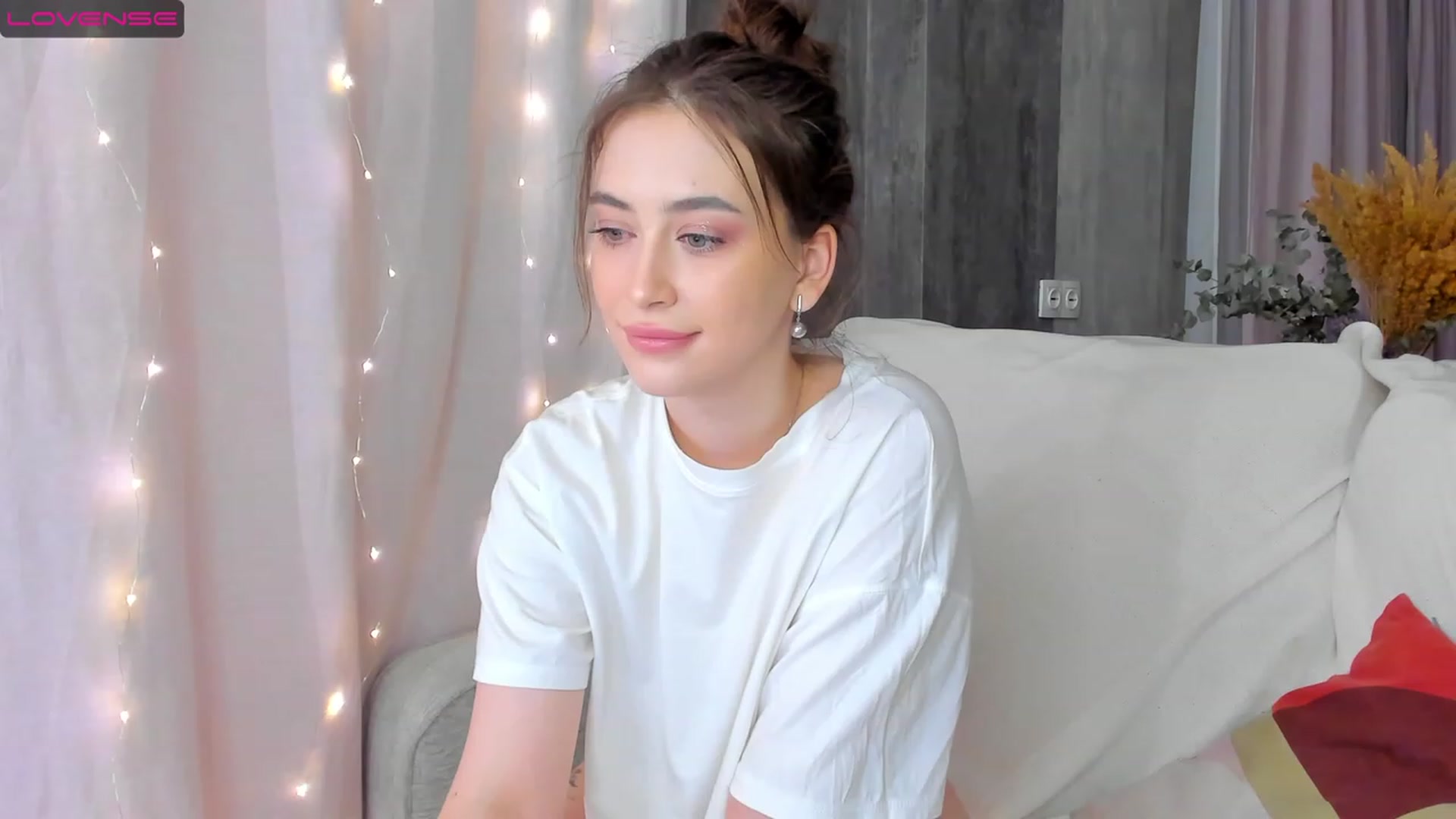 Gallery image thumbnail from Lanna_Rhoades's myfreecams stream on, 02/28/2023, 17:06 image 14 of 20