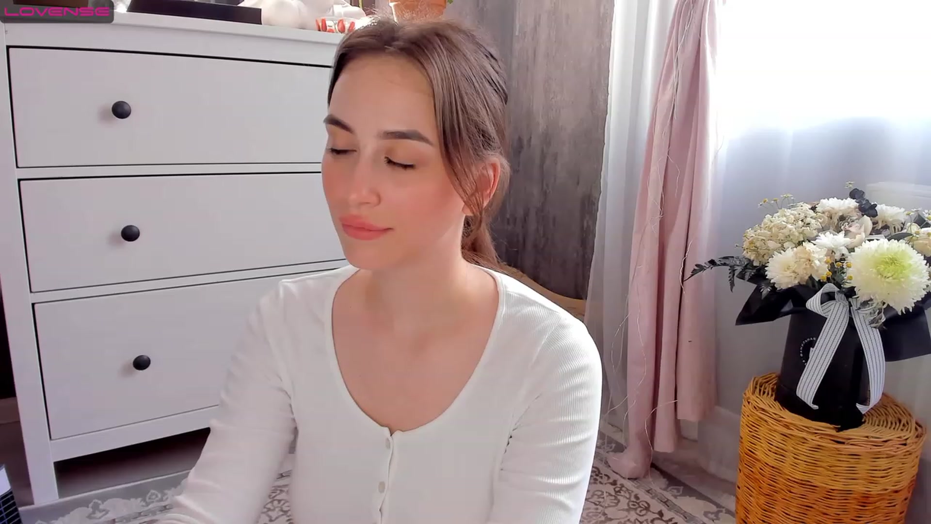 Gallery image thumbnail from Lanna_Rhoades's myfreecams stream on, 07/10/2023, 13:47 image 2 of 20