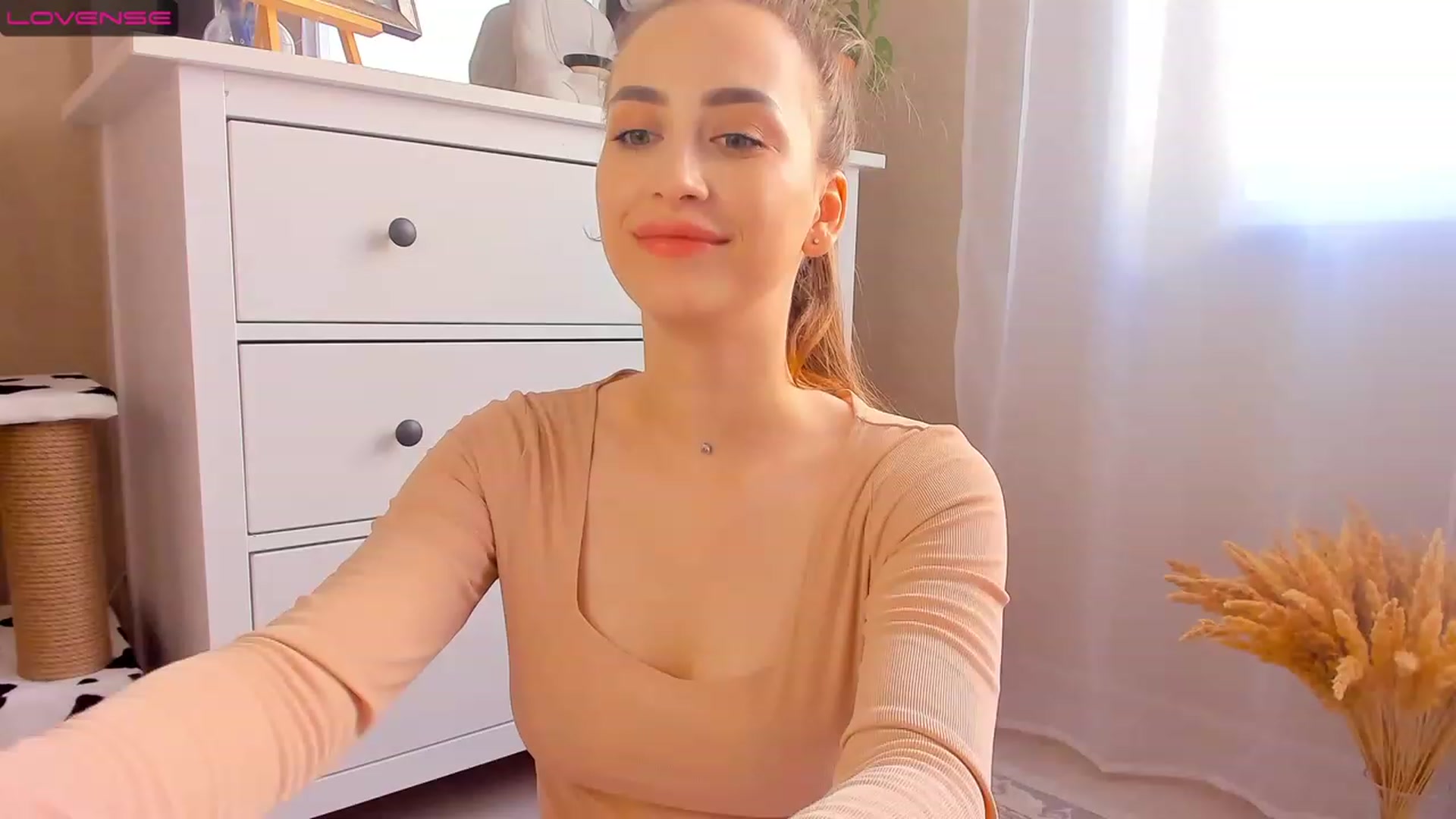 Gallery image thumbnail from Lanna_Rhoades's myfreecams stream on, 08/04/2023, 12:38 image 3 of 20