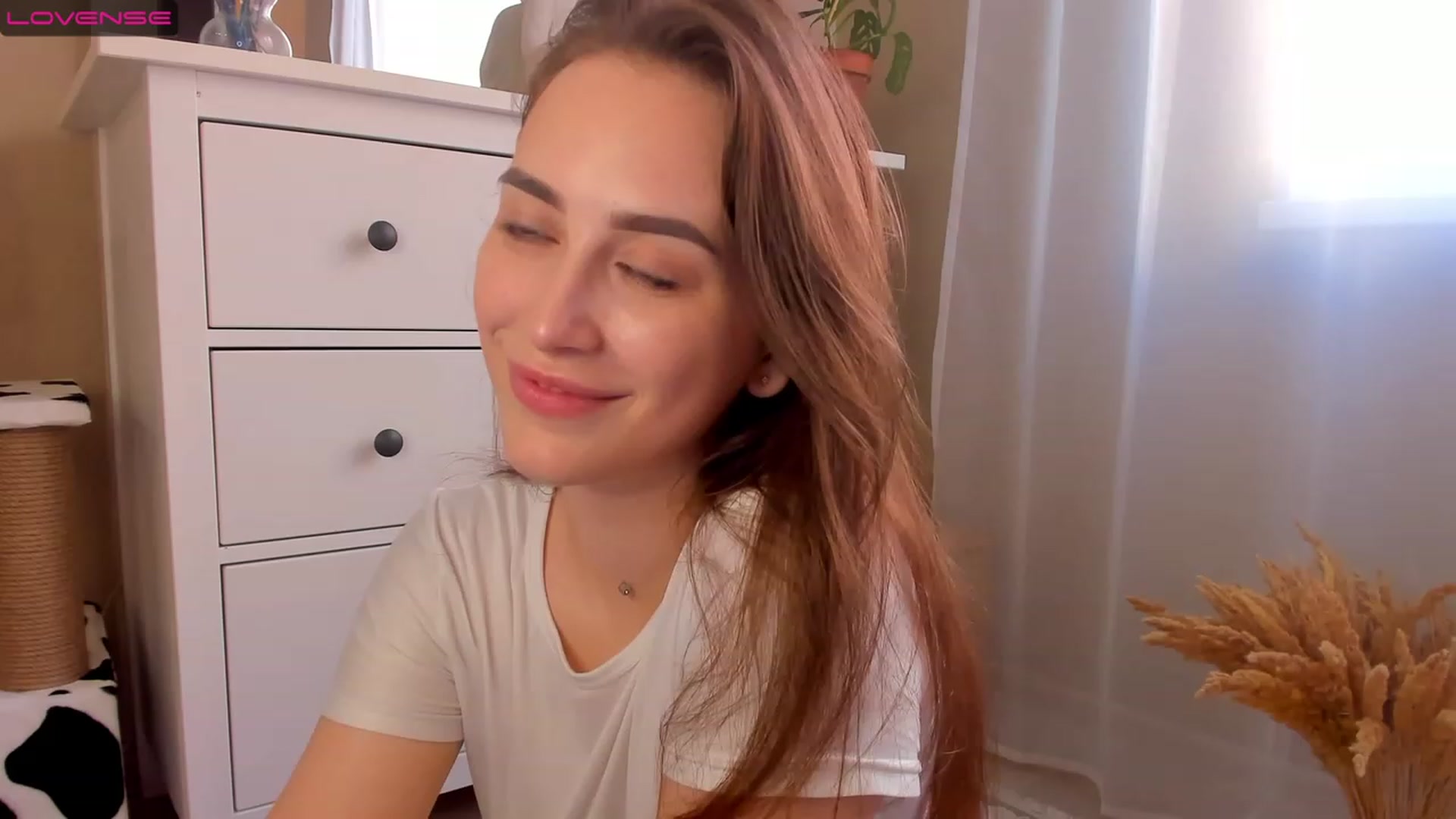 Gallery image thumbnail from Lanna_Rhoades's myfreecams stream on, 08/05/2023, 15:10 image 13 of 20