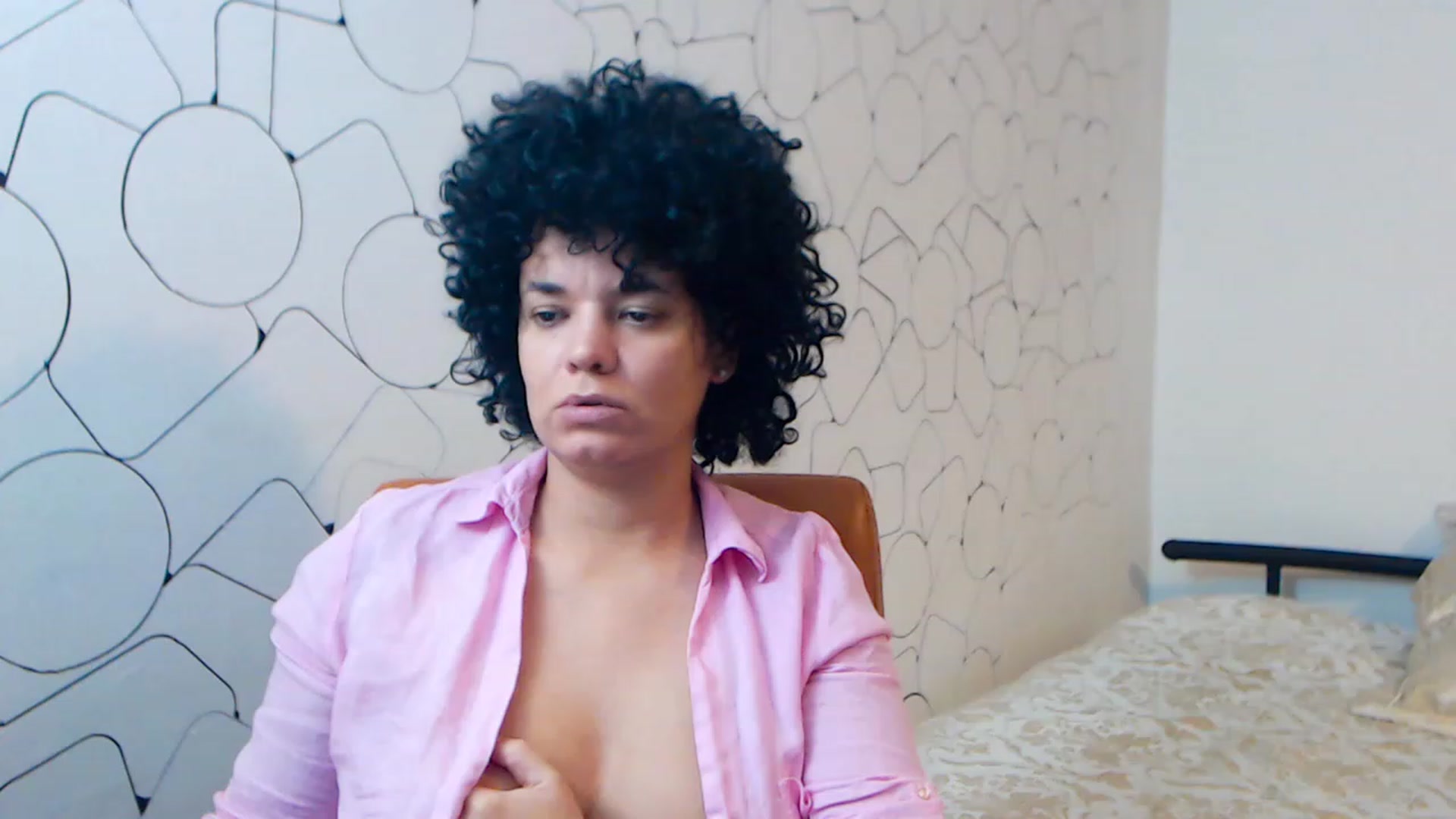 Gallery image thumbnail from LaraAnne_'s myfreecams stream on, 12/31/2022, 13:21 image 16 of 20