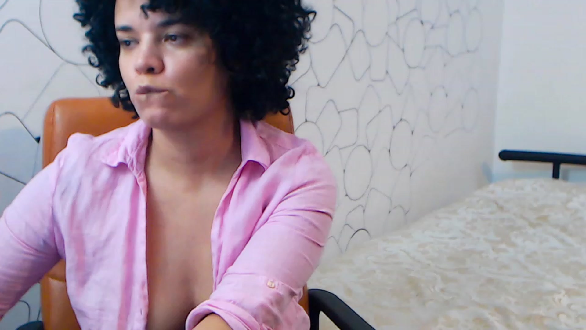 Gallery image thumbnail from LaraAnne_'s myfreecams stream on, 12/31/2022, 21:36 image 17 of 20