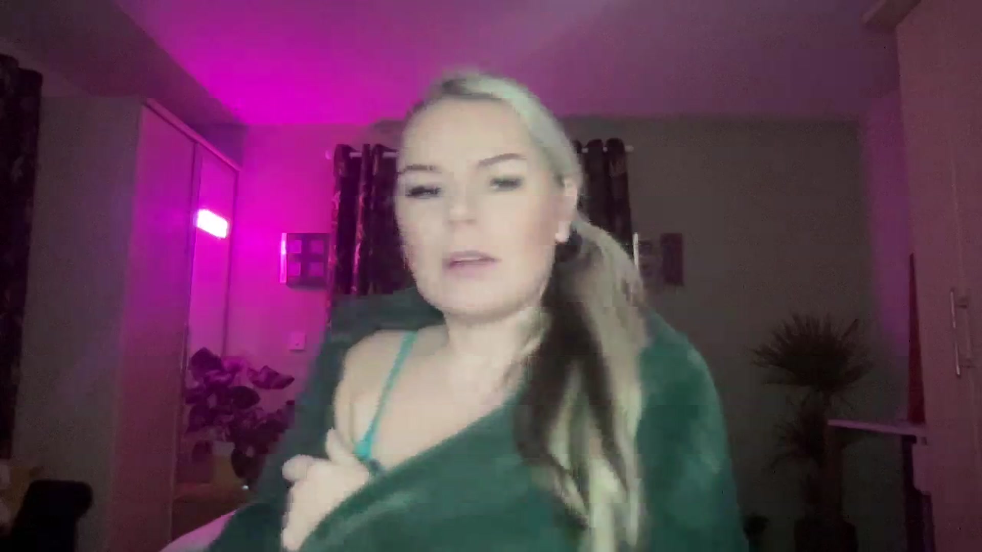 Gallery image thumbnail from LaraBirthday's myfreecams stream on, 01/01/2024, 22:10 image 9 of 20