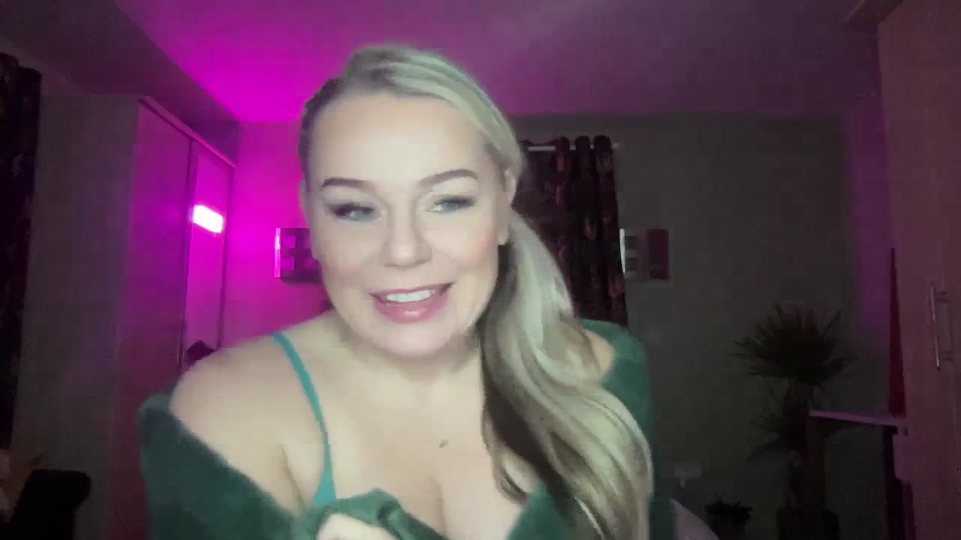 Gallery image thumbnail from LaraBirthday's myfreecams stream on, 01/01/2024, 22:10 image 17 of 20