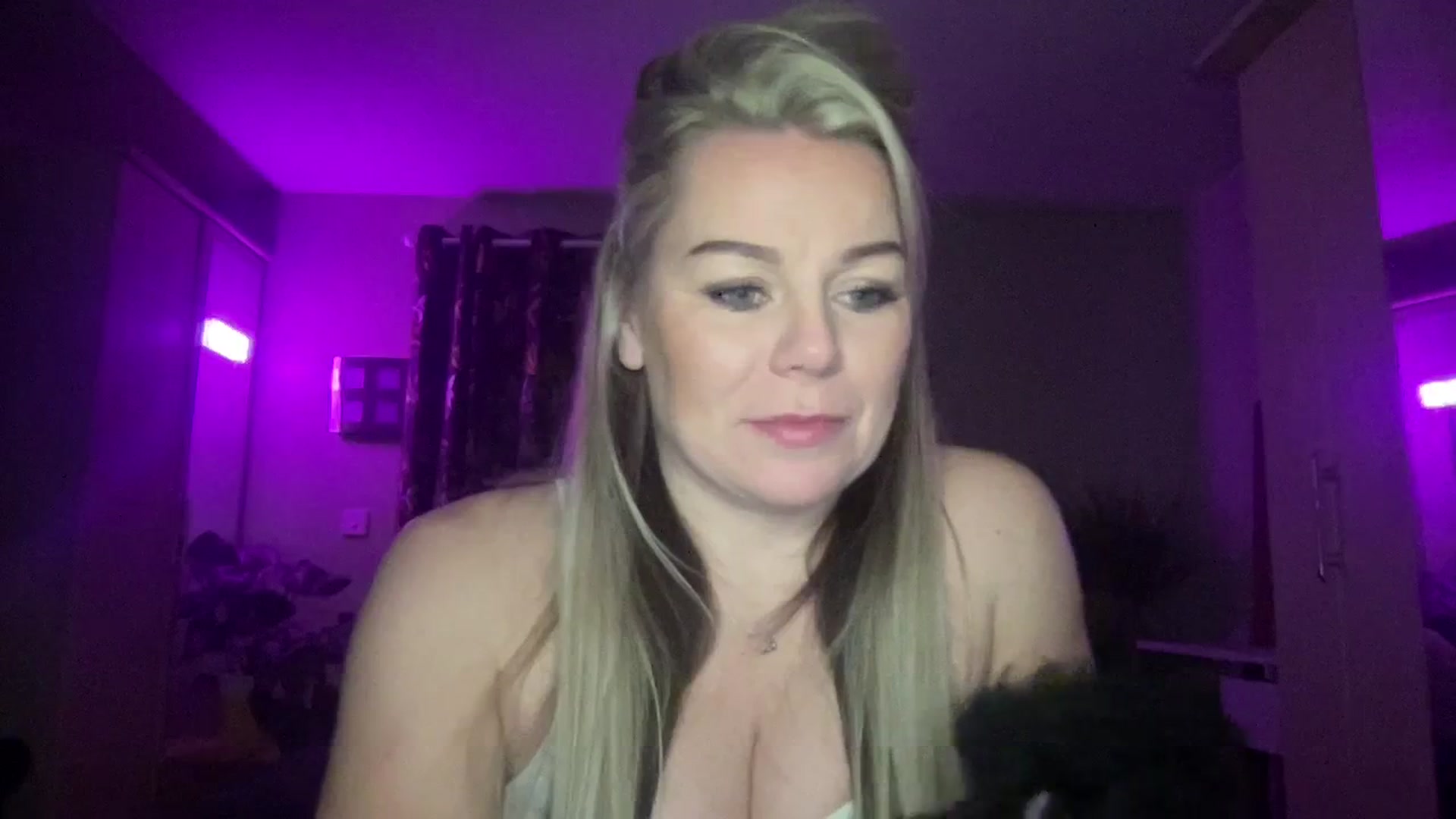 Gallery image thumbnail from LaraBirthday's myfreecams stream on, 01/02/2024, 20:59 image 9 of 20