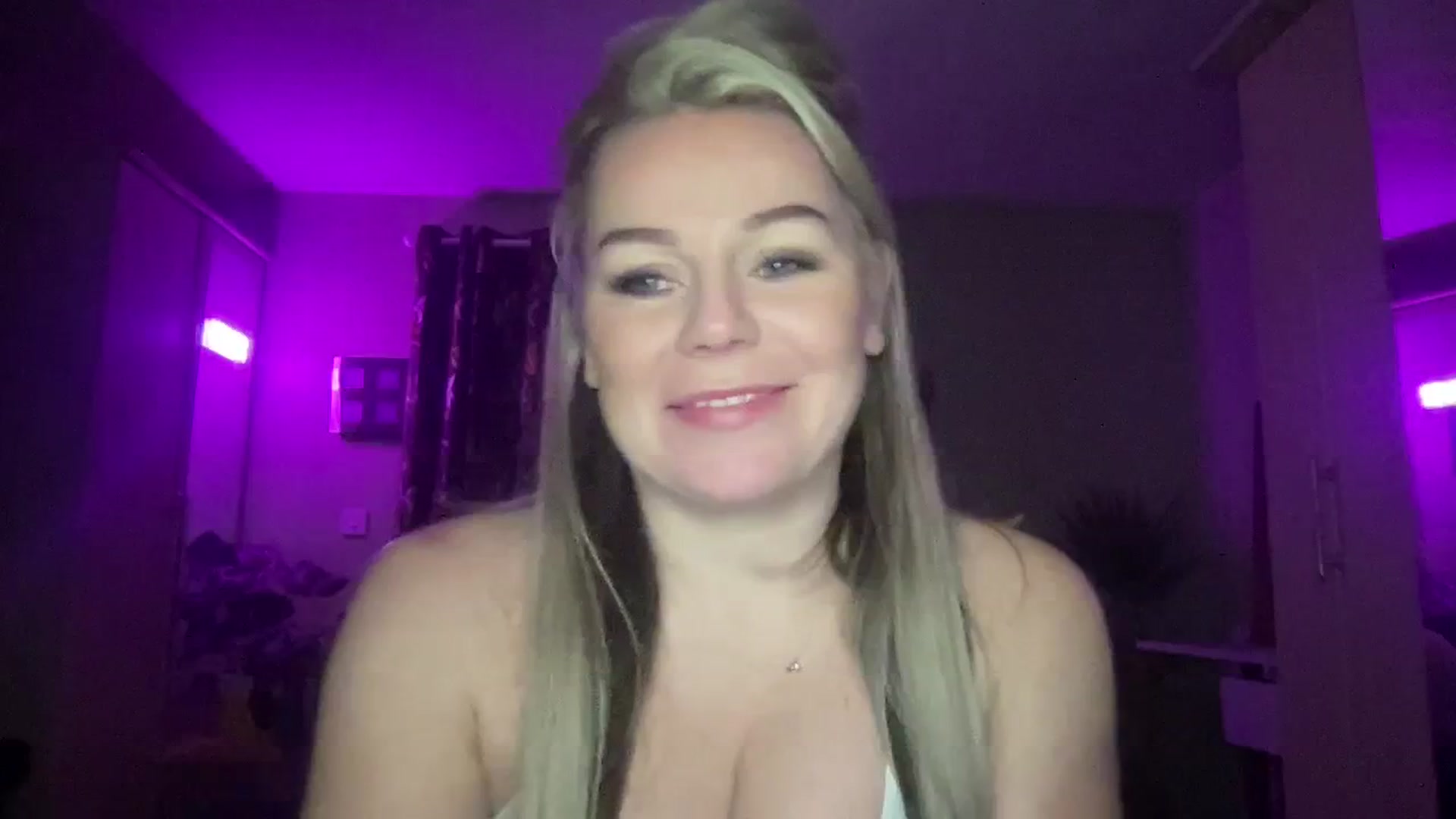 Gallery image thumbnail from LaraBirthday's myfreecams stream on, 01/02/2024, 20:59 image 17 of 20