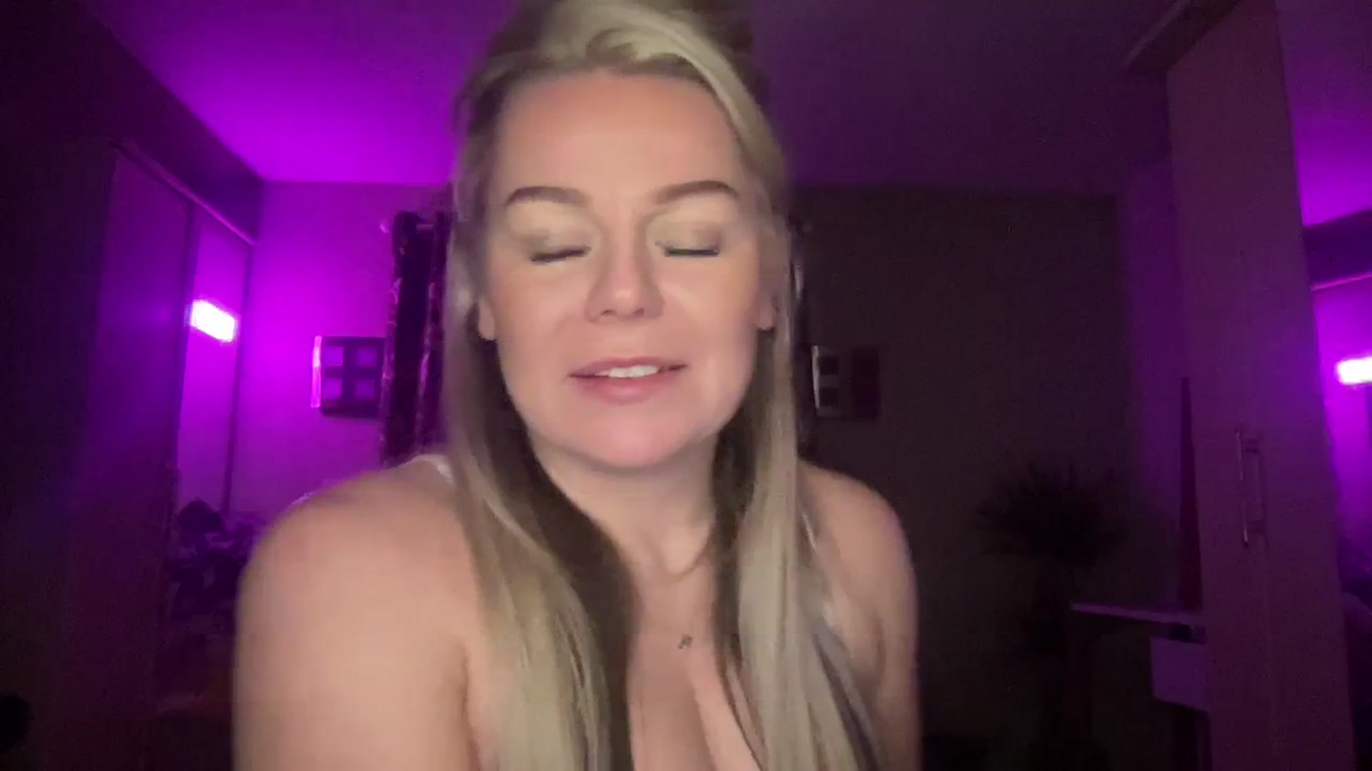 Gallery image thumbnail from LaraBirthday's myfreecams stream on, 01/02/2024, 22:32 image 4 of 20