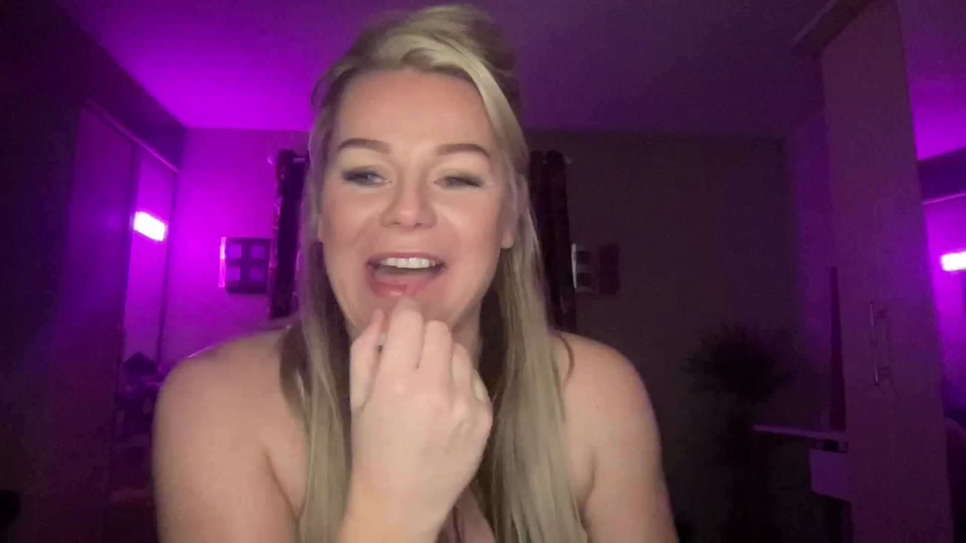 Gallery image thumbnail from LaraBirthday's myfreecams stream on, 01/02/2024, 22:32 image 18 of 20