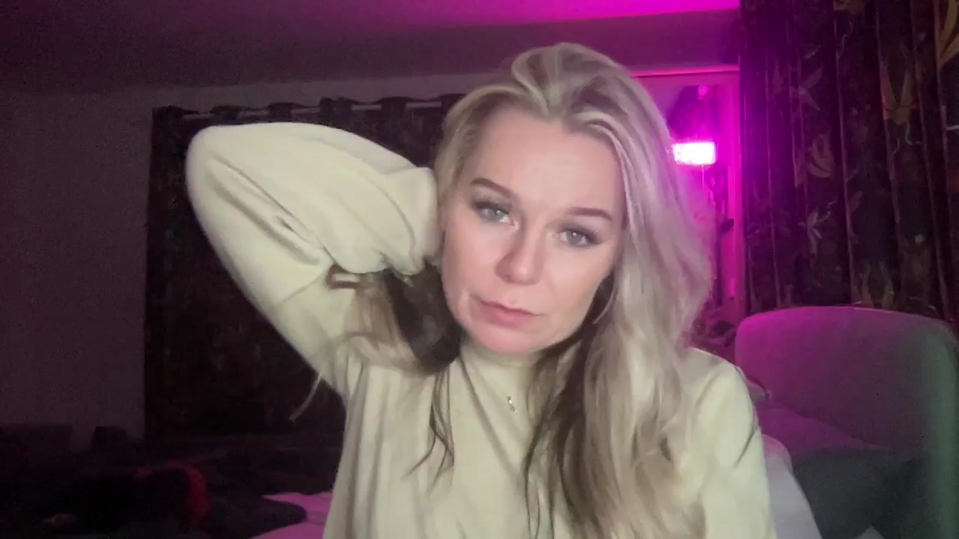 Gallery image thumbnail from LaraBirthday's myfreecams stream on, 01/03/2024, 22:02 image 18 of 20