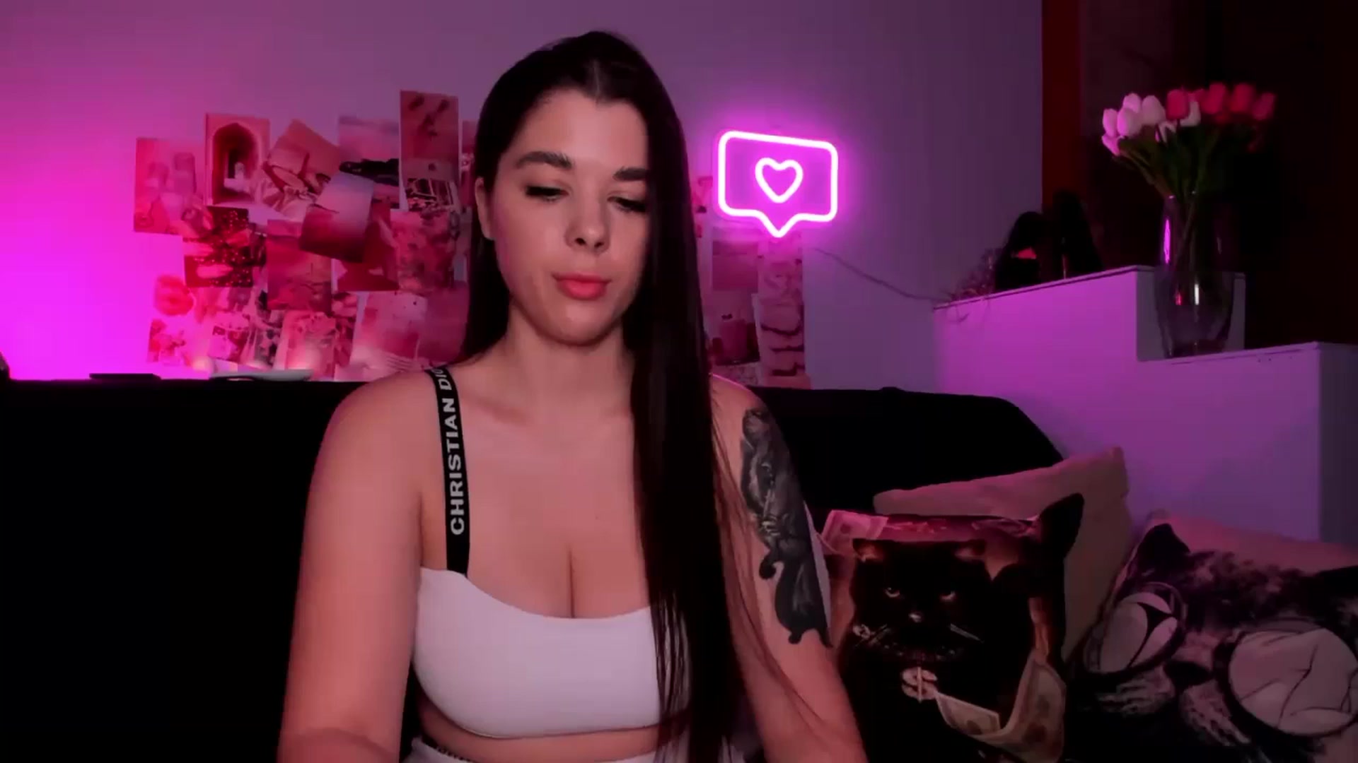Gallery image thumbnail from LaraCrow's myfreecams stream on, 03/28/2024, 17:54 image 16 of 20