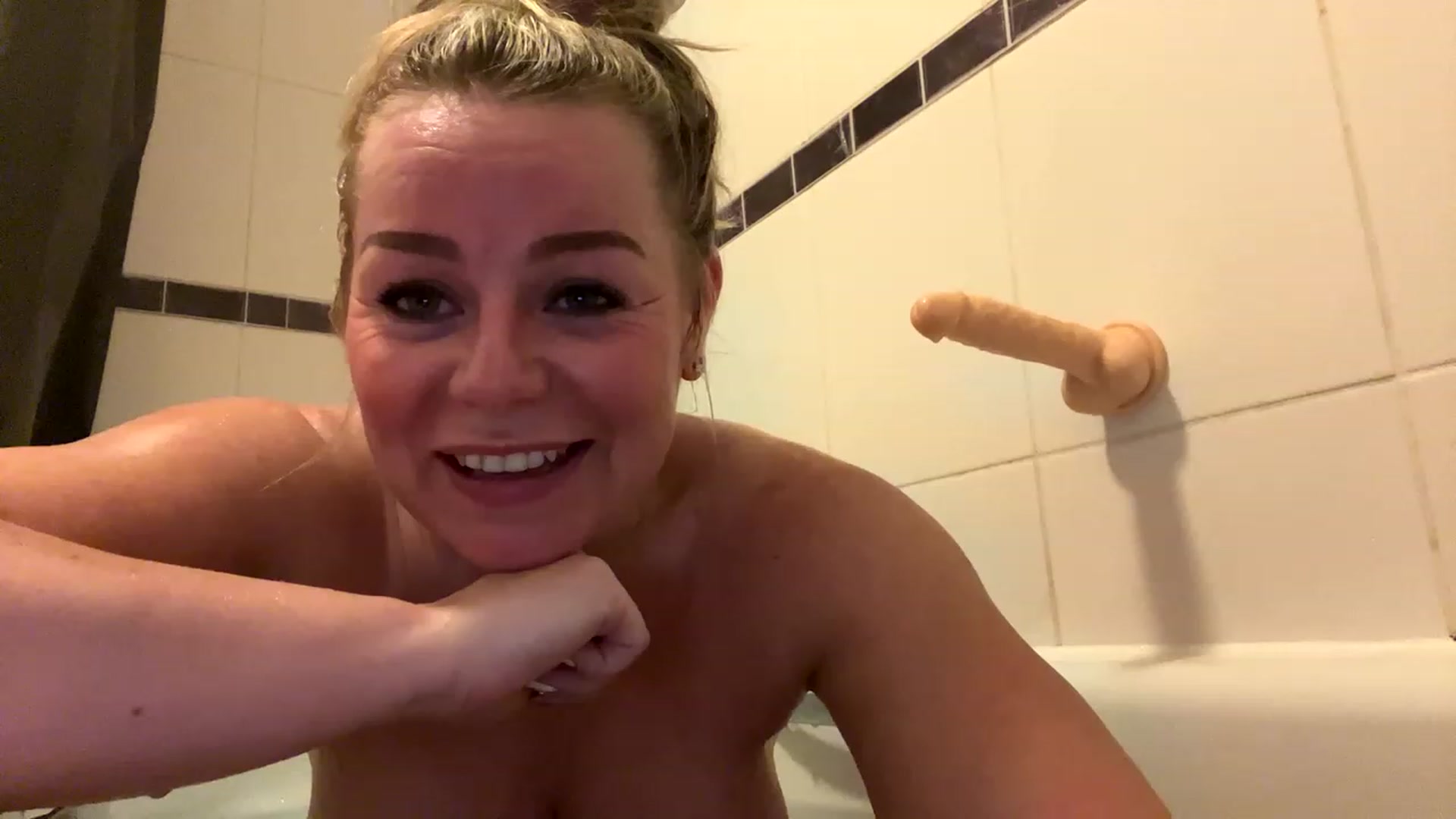 Gallery image thumbnail from LaraLaughs's myfreecams stream on, 11/22/2022, 19:10 image 10 of 20