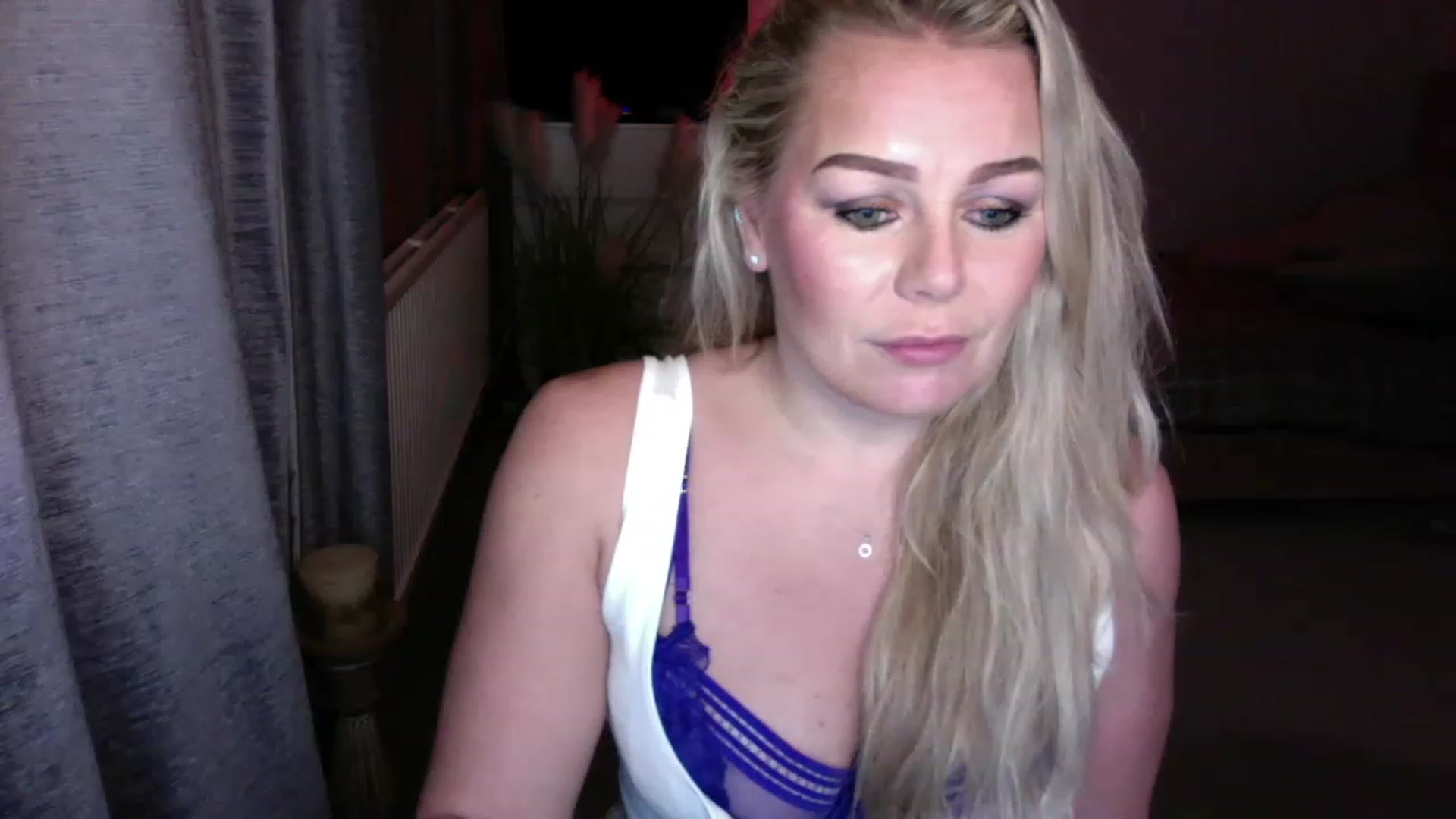 Gallery image thumbnail from LaraLaughs's myfreecams stream on, 11/22/2022, 23:21 image 16 of 20